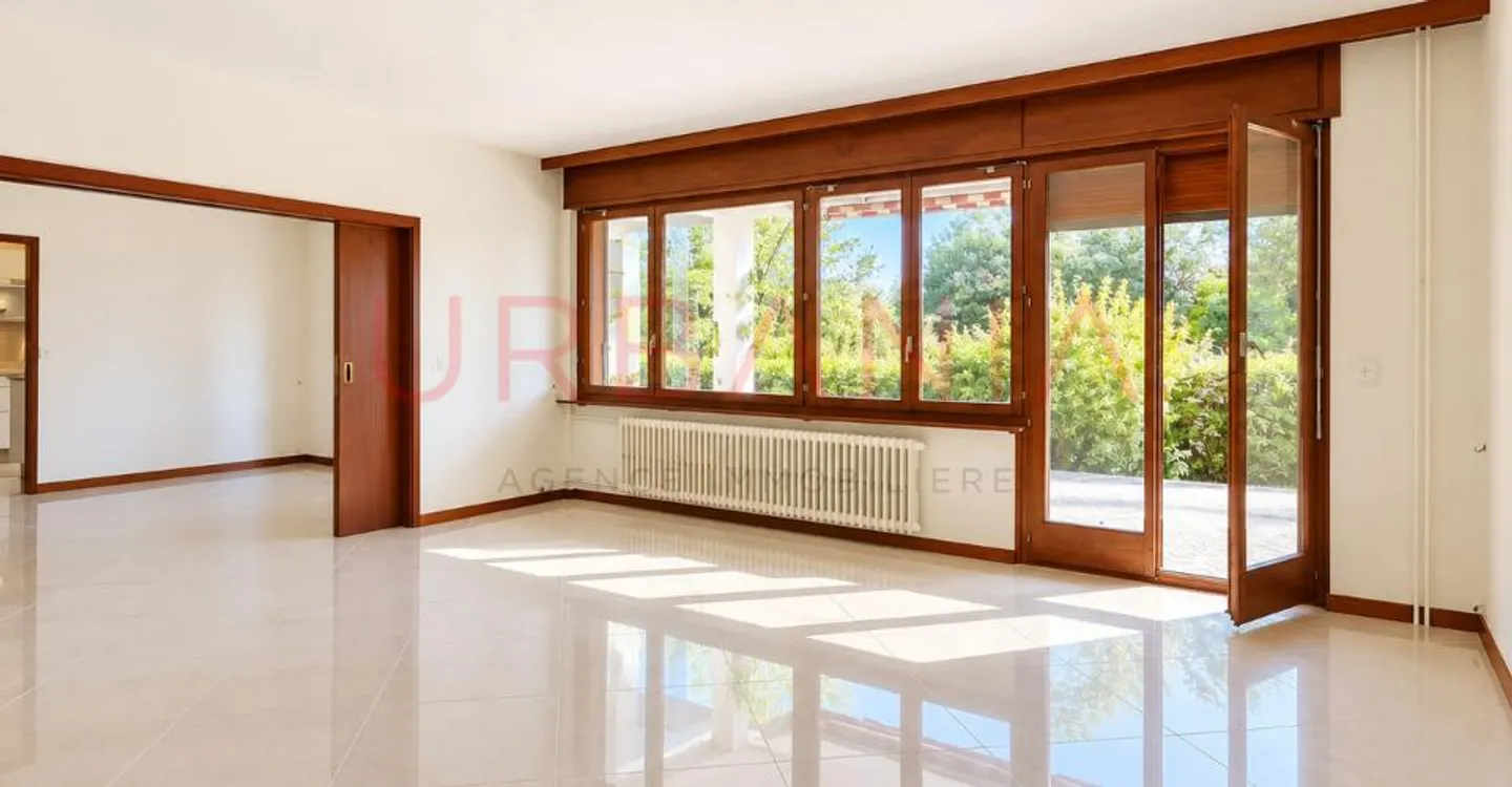Charmantes Einfamilienhaus, bewaldeter Garten und schöne Volumen - Foto 2 von 7