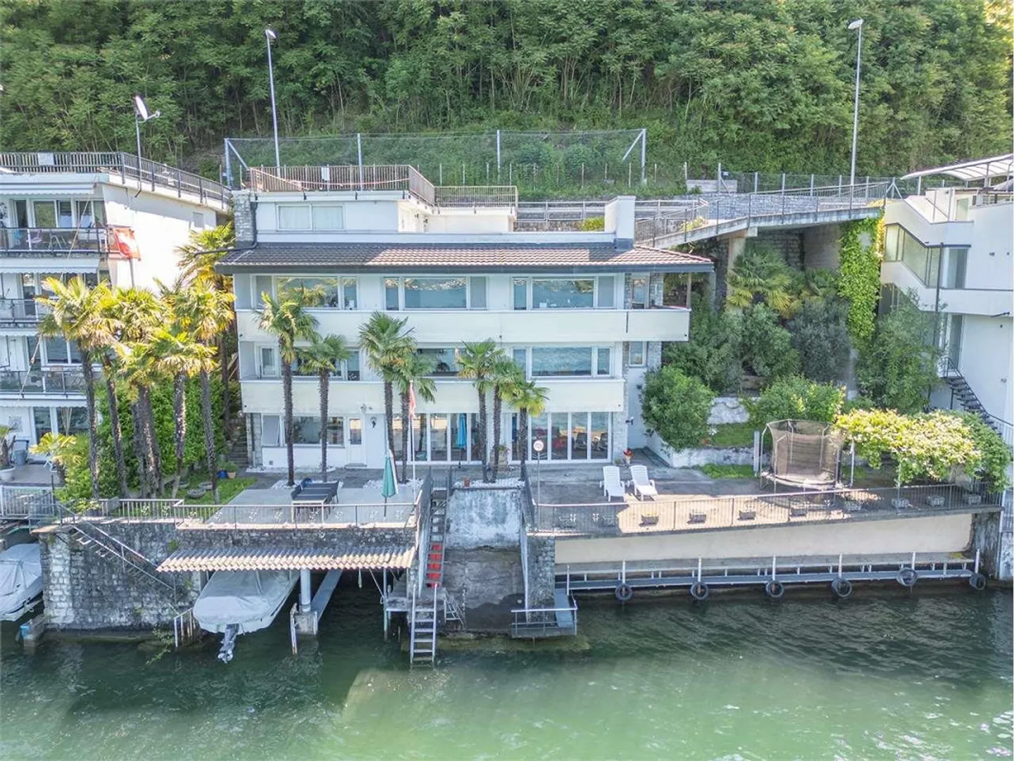 Villa esclusiva a Bissone direttamente sull'acqua - Foto 2 di 13