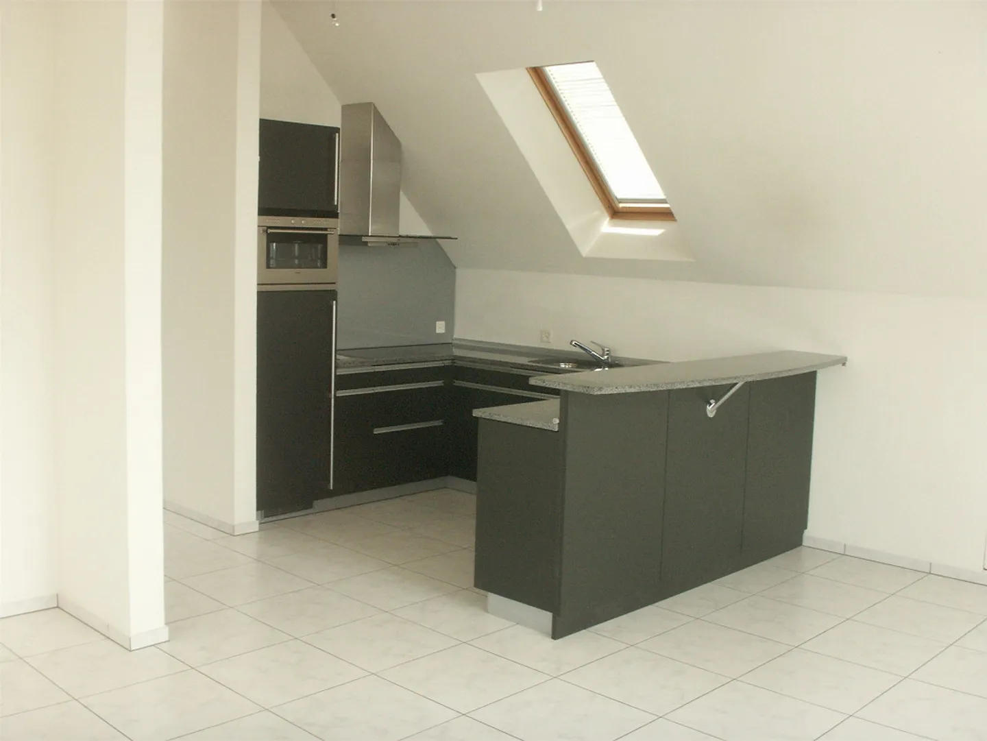 Appartement sous les combles lumineux de 2,5 pièces dans une maison individuelle de 66 m2 - Photo 1 sur 5