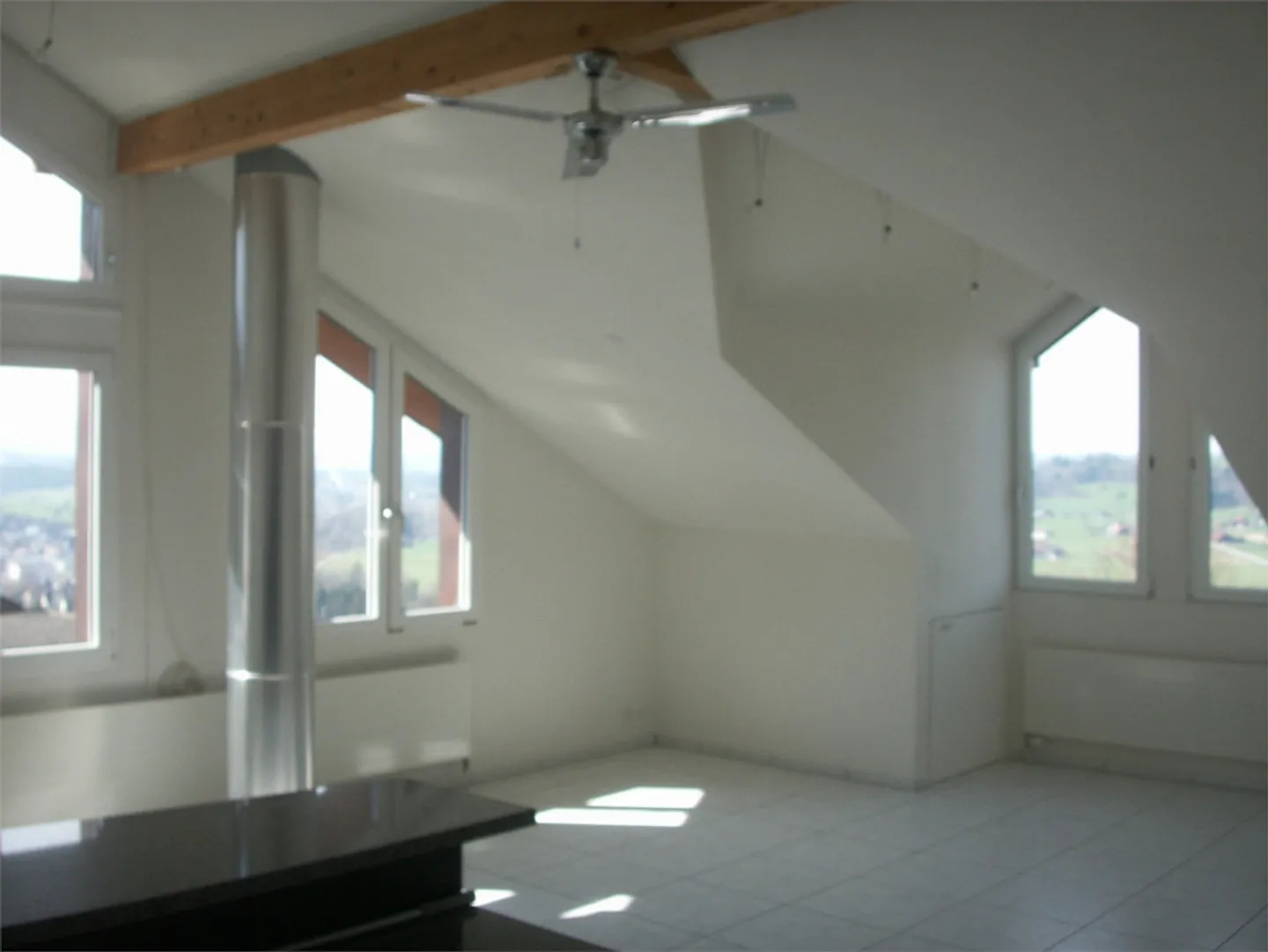 Appartement sous les combles lumineux de 2,5 pièces dans une maison individuelle de 66 m2 - Photo 3 sur 5