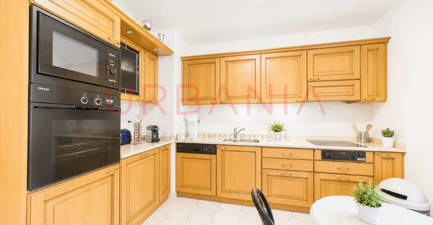 Charming 5-room apartment with two balconies in Bernex - Photo 2 of 5