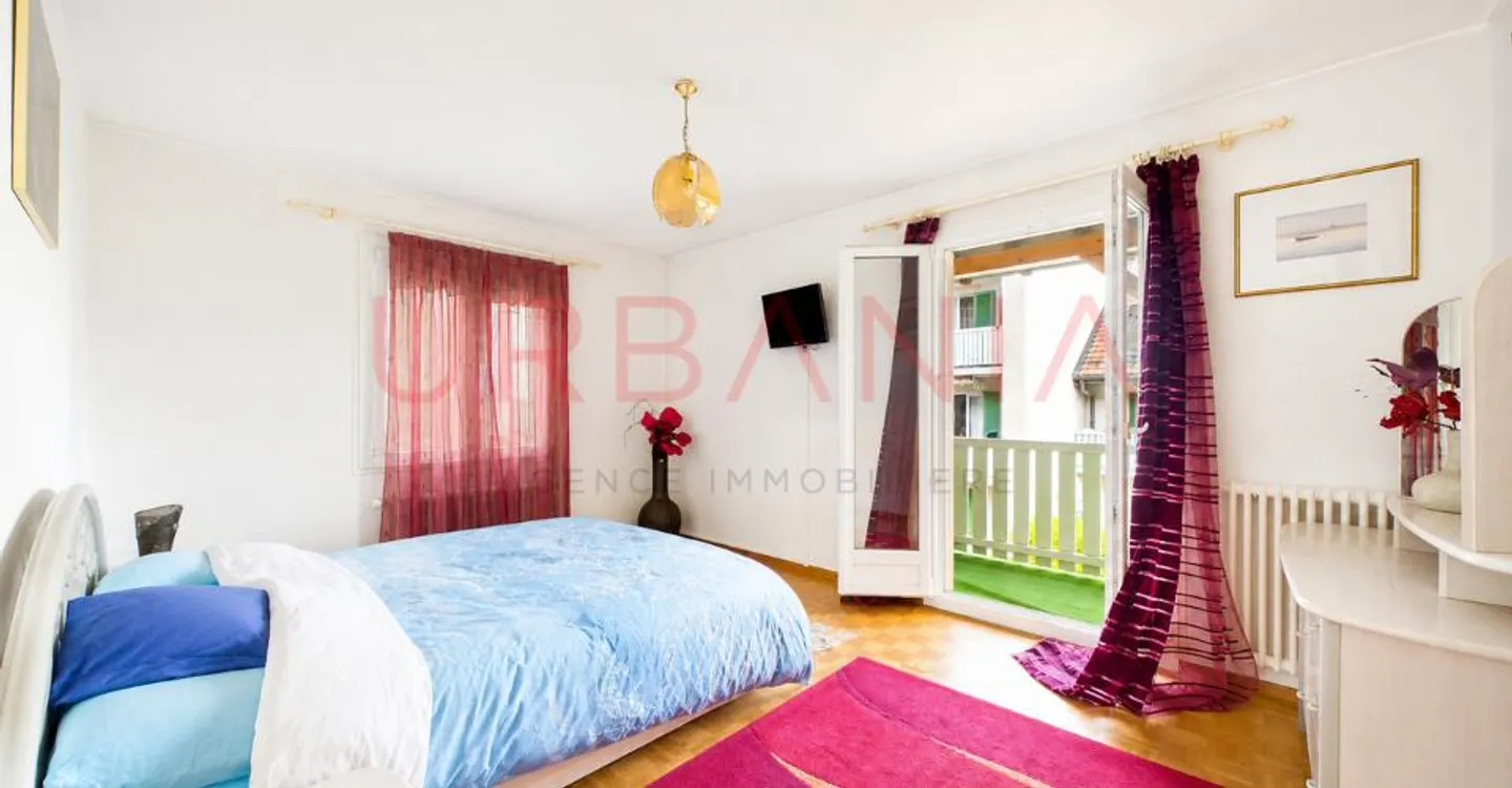 Charming 5-room apartment with two balconies in Bernex - Photo 3 of 5