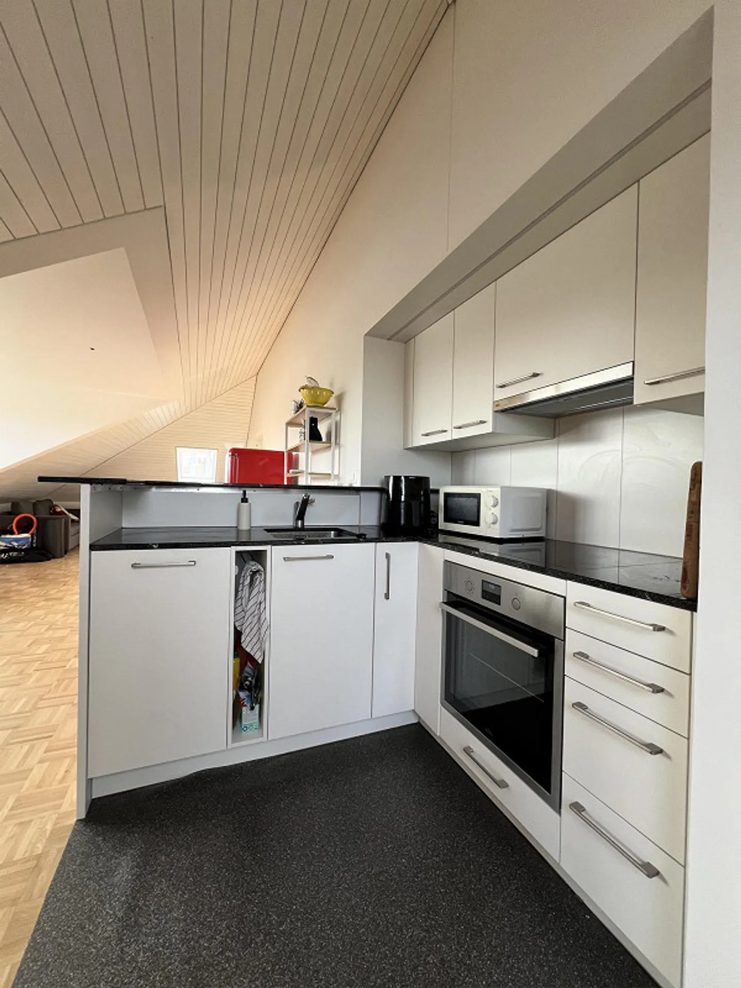 Bellissimo e luminoso appartamento mansardato di 2,5 stanze vicino all'università - Foto 3 di 9