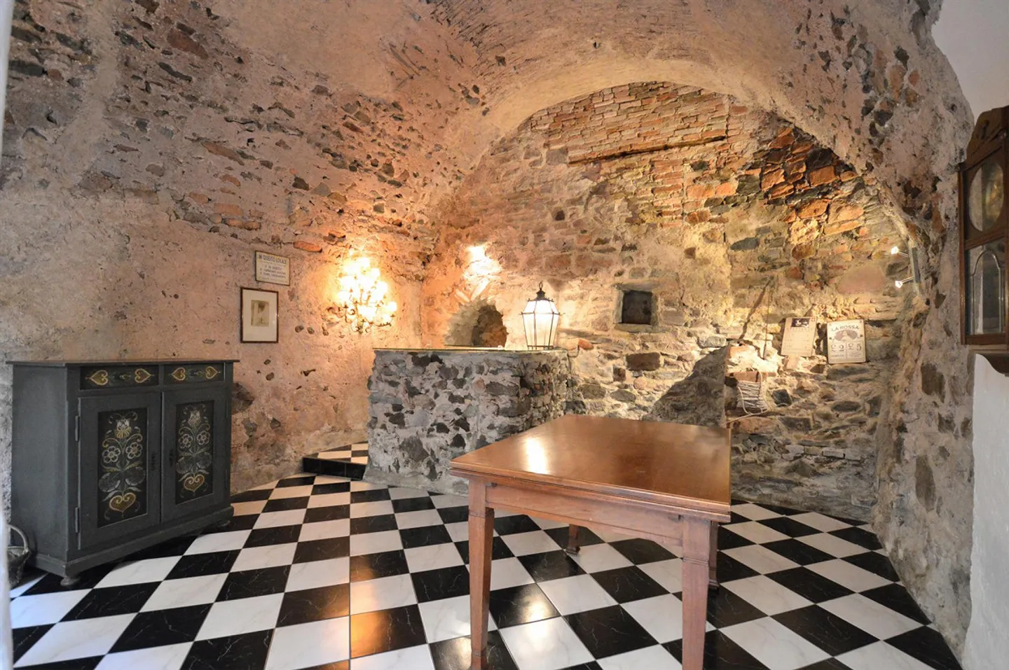 Morcote: multi-level residence with private courtyard, grotto and garden - Photo 2 of 13