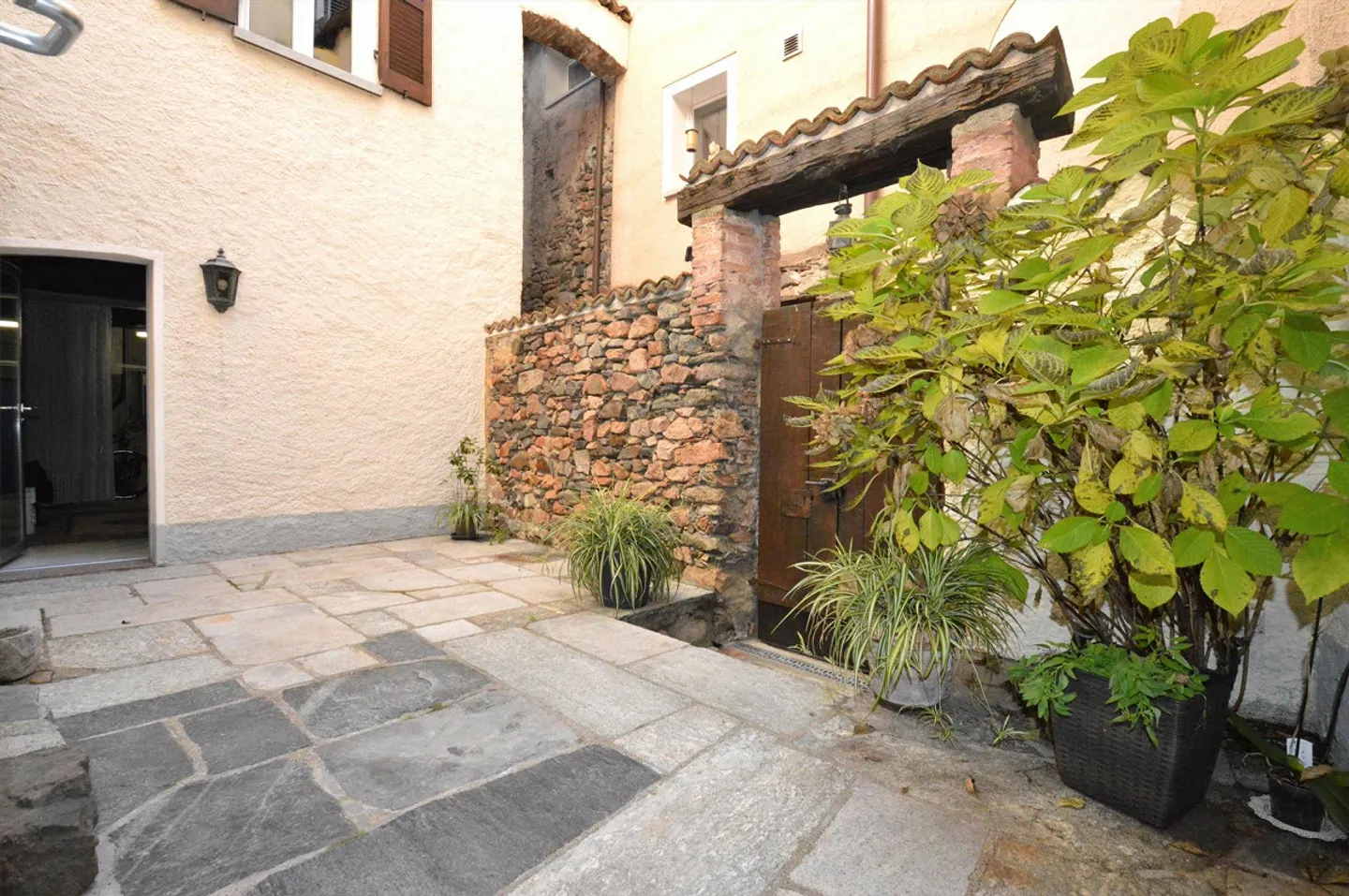 Morcote: multi-level residence with private courtyard, grotto and garden - Photo 1 of 13