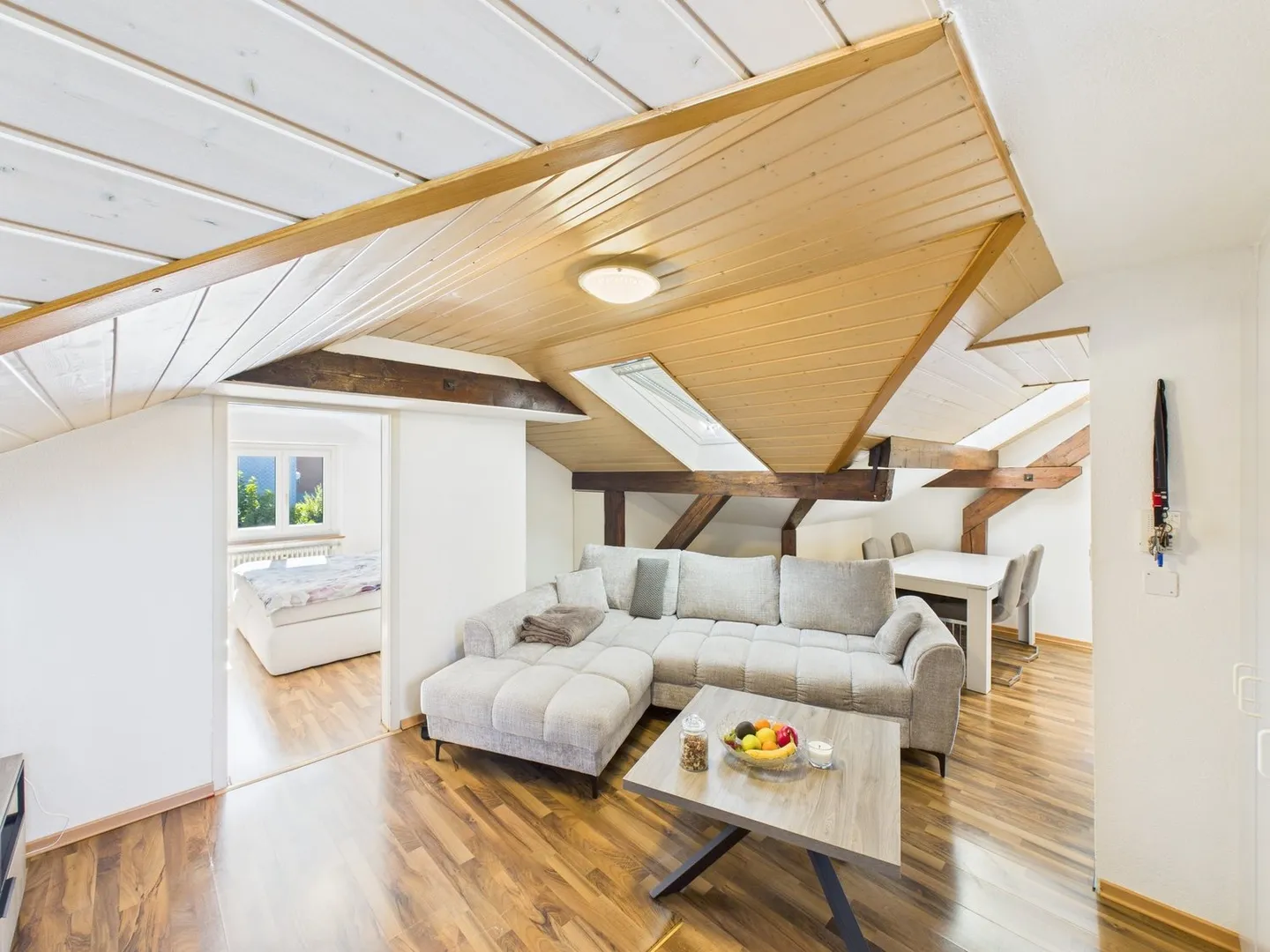 Zentral & bezahlbar: Dachgeschosswohnung zum attraktiven Preis - Foto 1 von 5