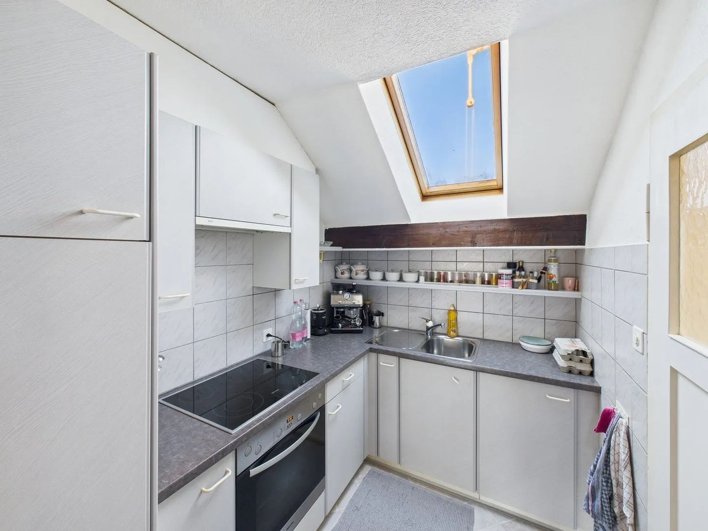 Zentral & bezahlbar: Dachgeschosswohnung zum attraktiven Preis - Foto 2 von 5