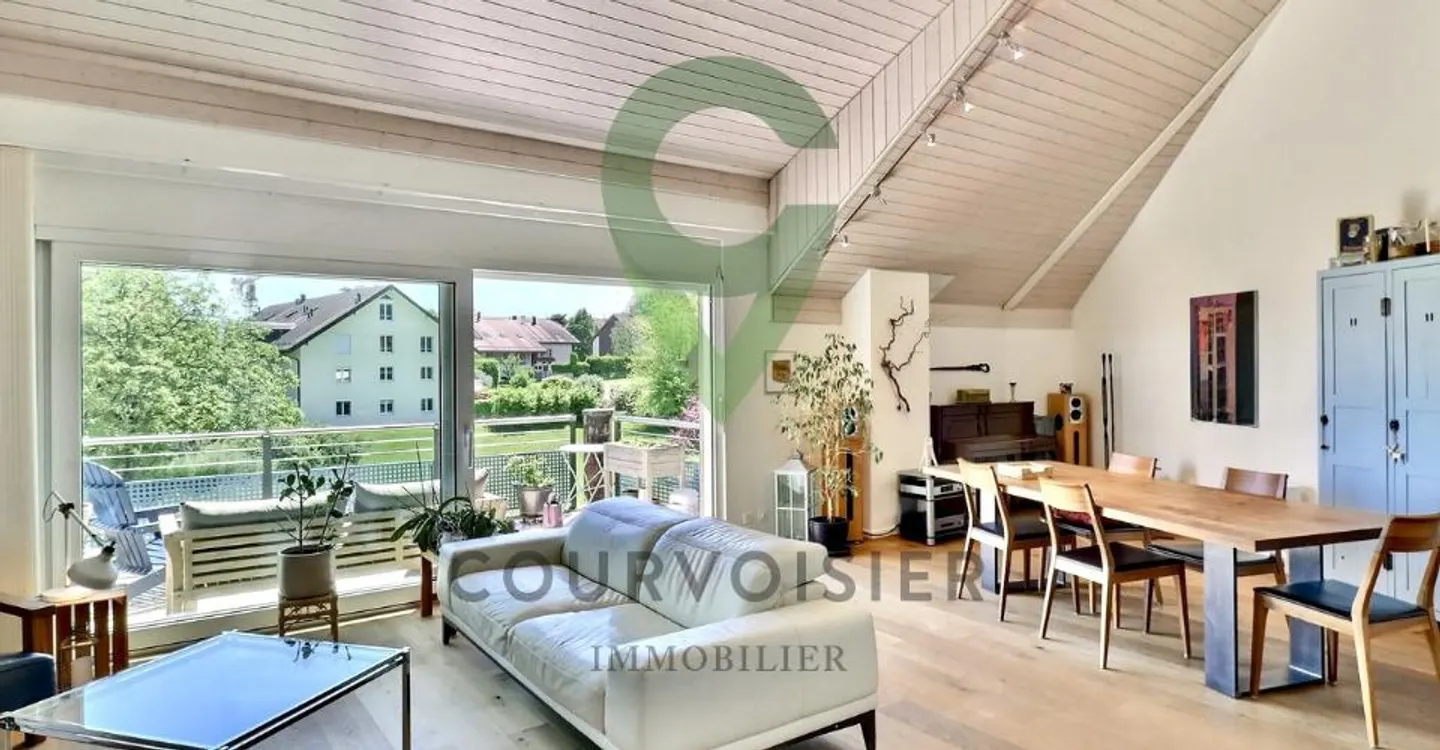 Duplex en attique de caractère avec vue dégagée proche de Nyon. - Foto 1 di 11