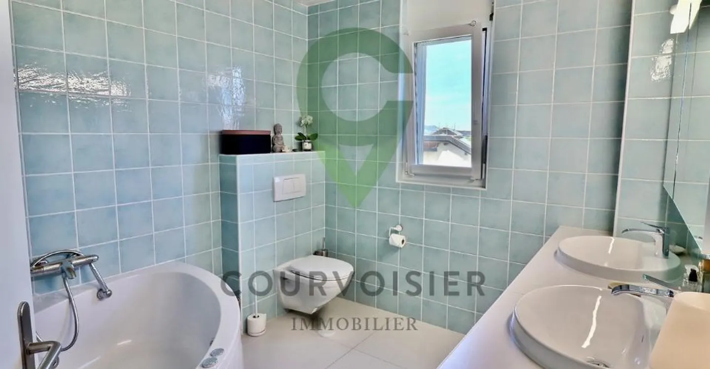 Duplex en attique de caractère avec vue dégagée proche de Nyon. - Foto 5 di 11
