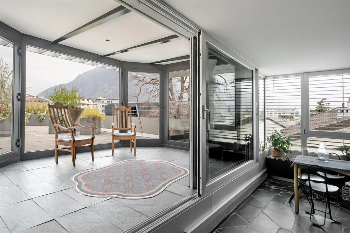 Dachgeschoss-Wohnung mit 4 Zimmern in Martigny - Foto 3 von 9