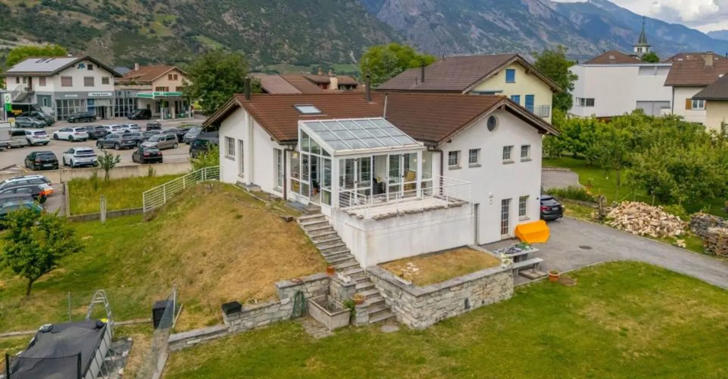Gepflegtes Familienhaus mit Bergsicht und Wintergarten - Photo 1 of 12