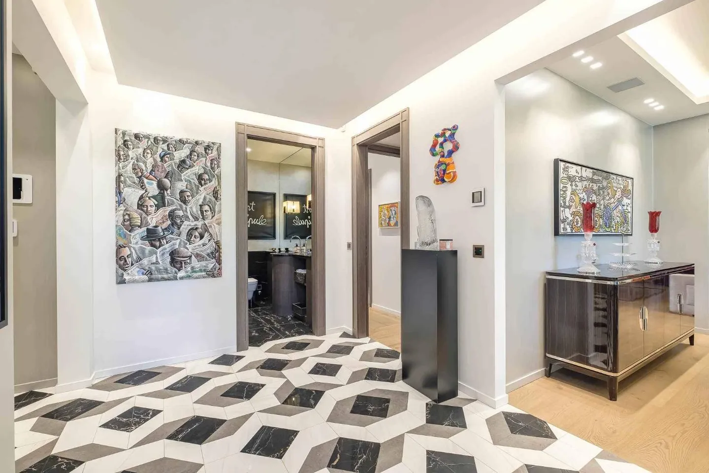 Luxurious Penthouse in an Extraordinary Residence - Photo 2 of 5