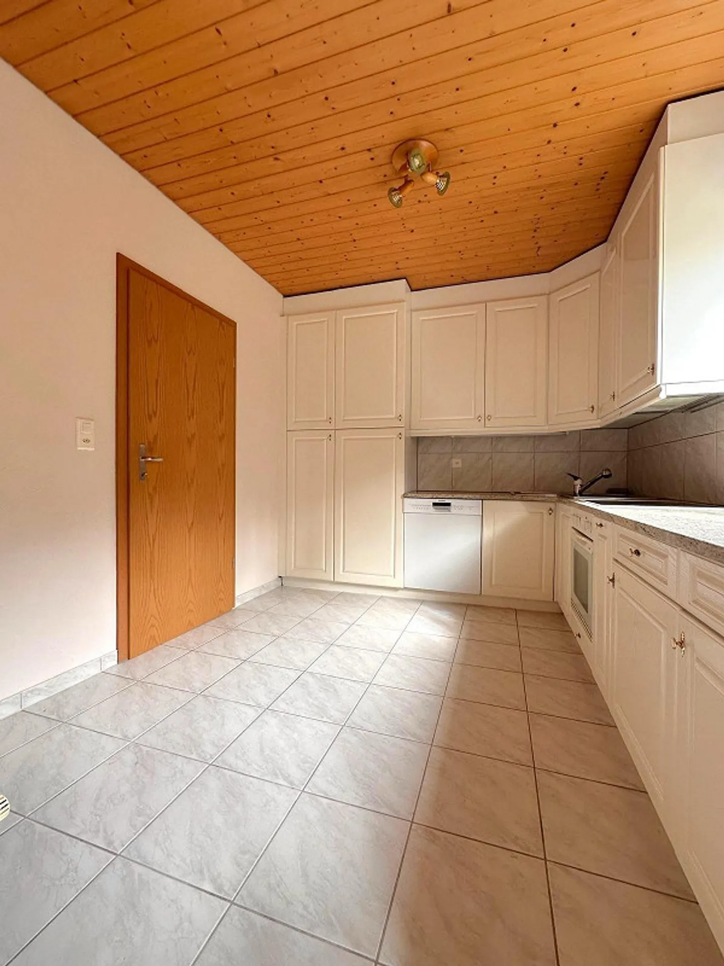 3 ½-Room Apartment with Garden Seating Area, Limited Term - Photo 2 of 13