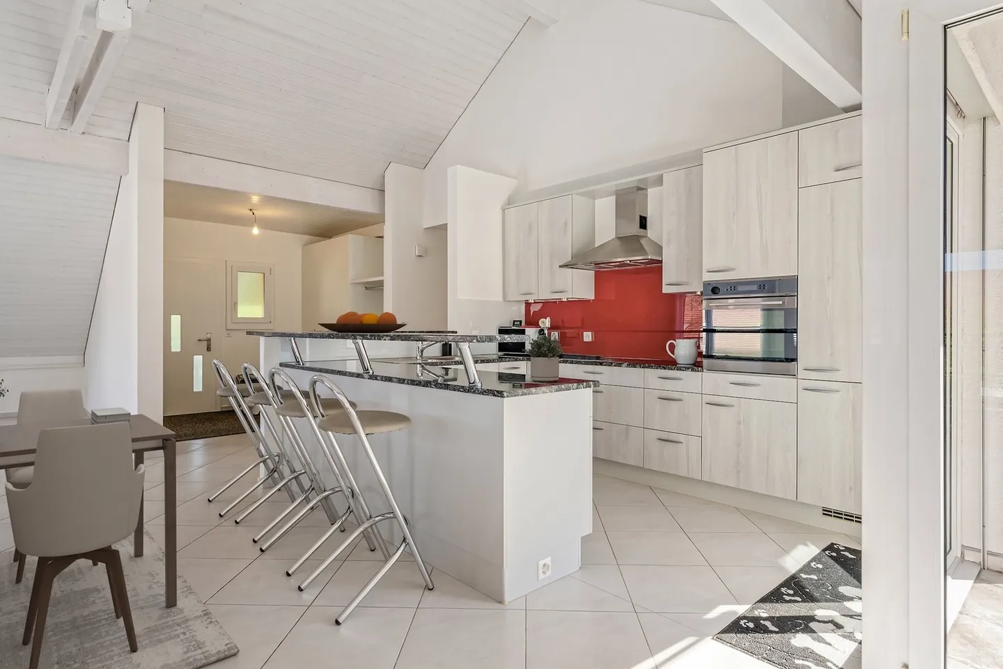 Appartamento attico unico con fascino, tanto spazio e vista ampia - Foto 2 di 7