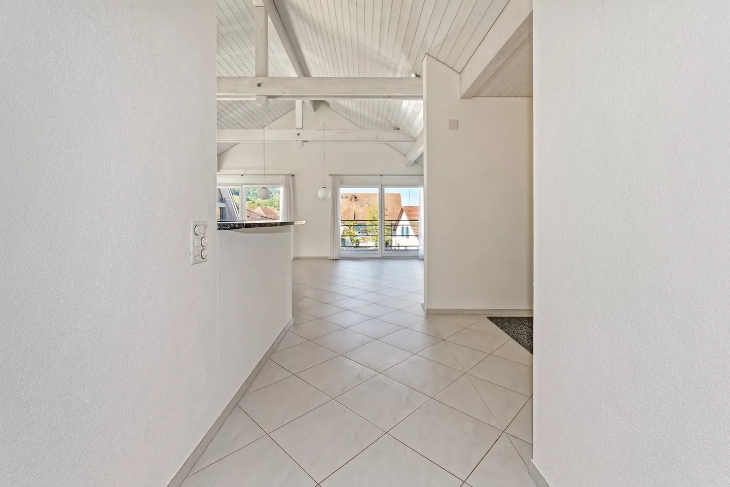 Appartamento attico unico con fascino, tanto spazio e vista ampia - Foto 3 di 7