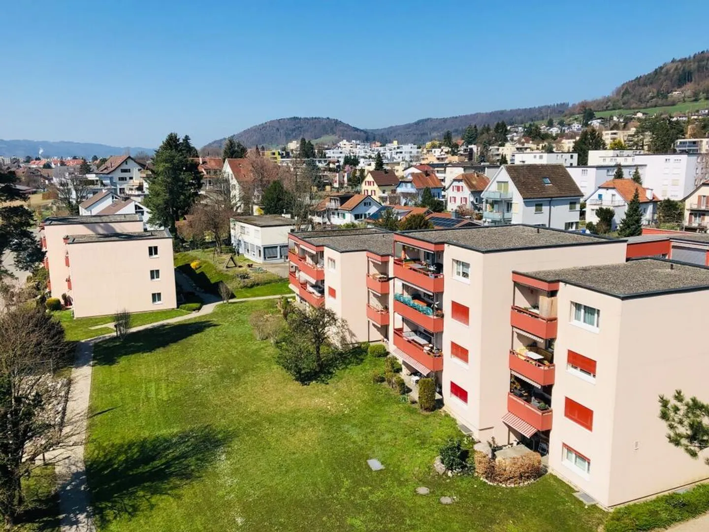 Appartement 4 pièces dans un bel emplacement à Unterengstringen - Photo 1 sur 7