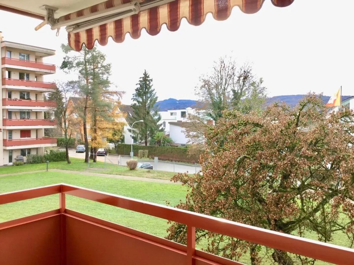 Appartement 4 pièces dans un bel emplacement à Unterengstringen - Photo 2 sur 7