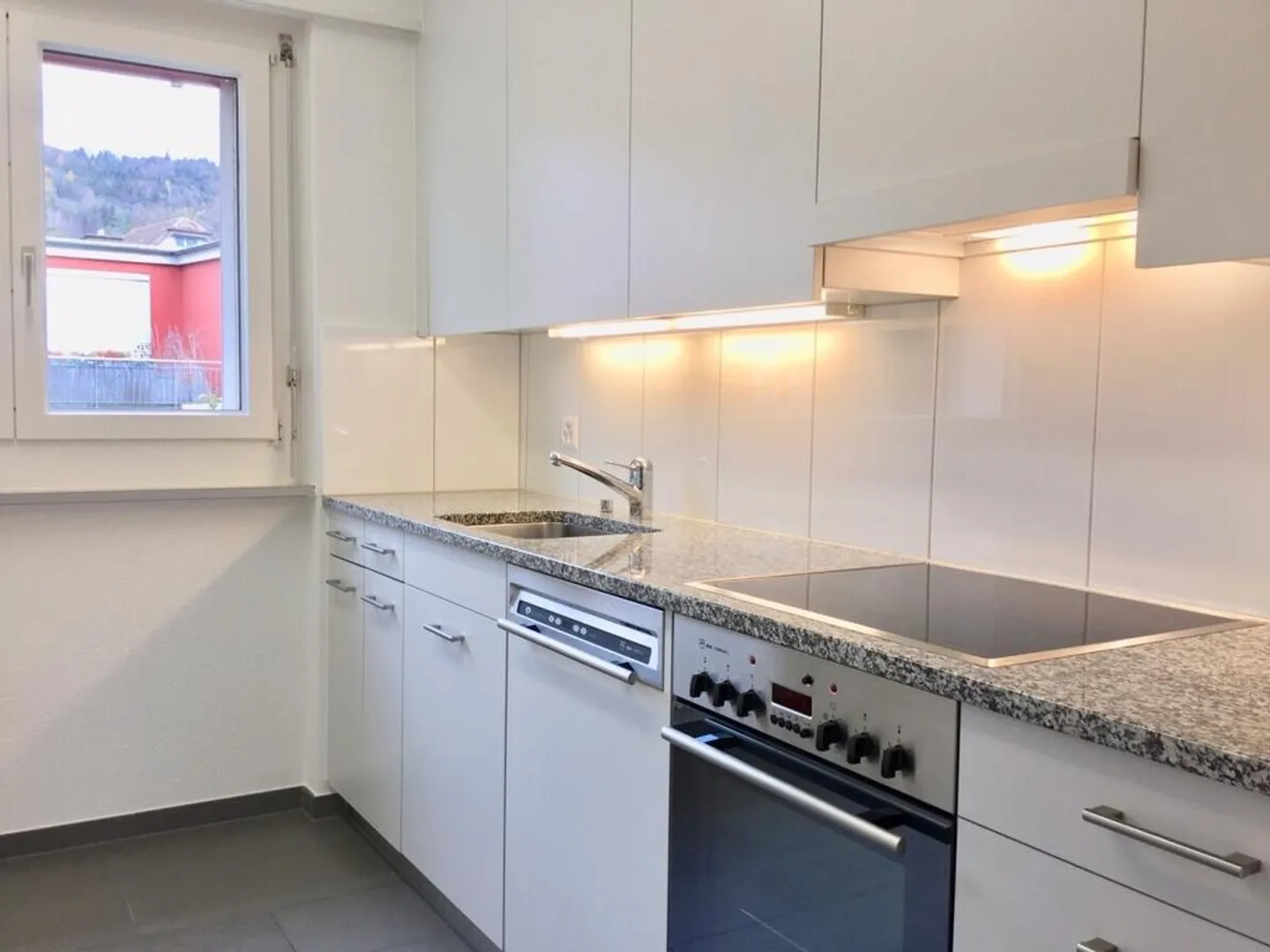 Appartement 4 pièces dans un bel emplacement à Unterengstringen - Photo 3 sur 7