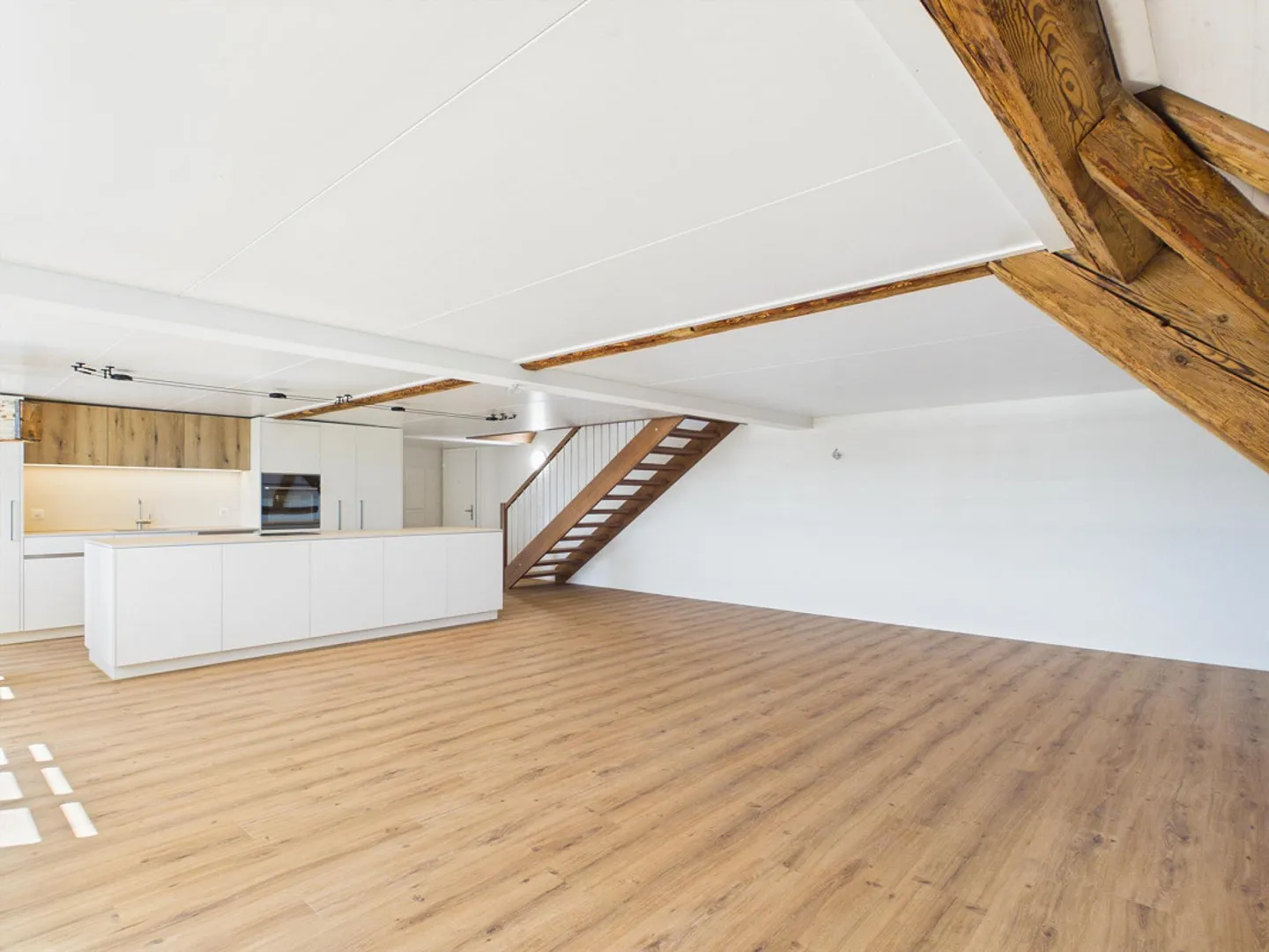 PREMIÈRE LOCATION - Appartement en duplex de 150 m² avec charme ancien - Photo 2 sur 8