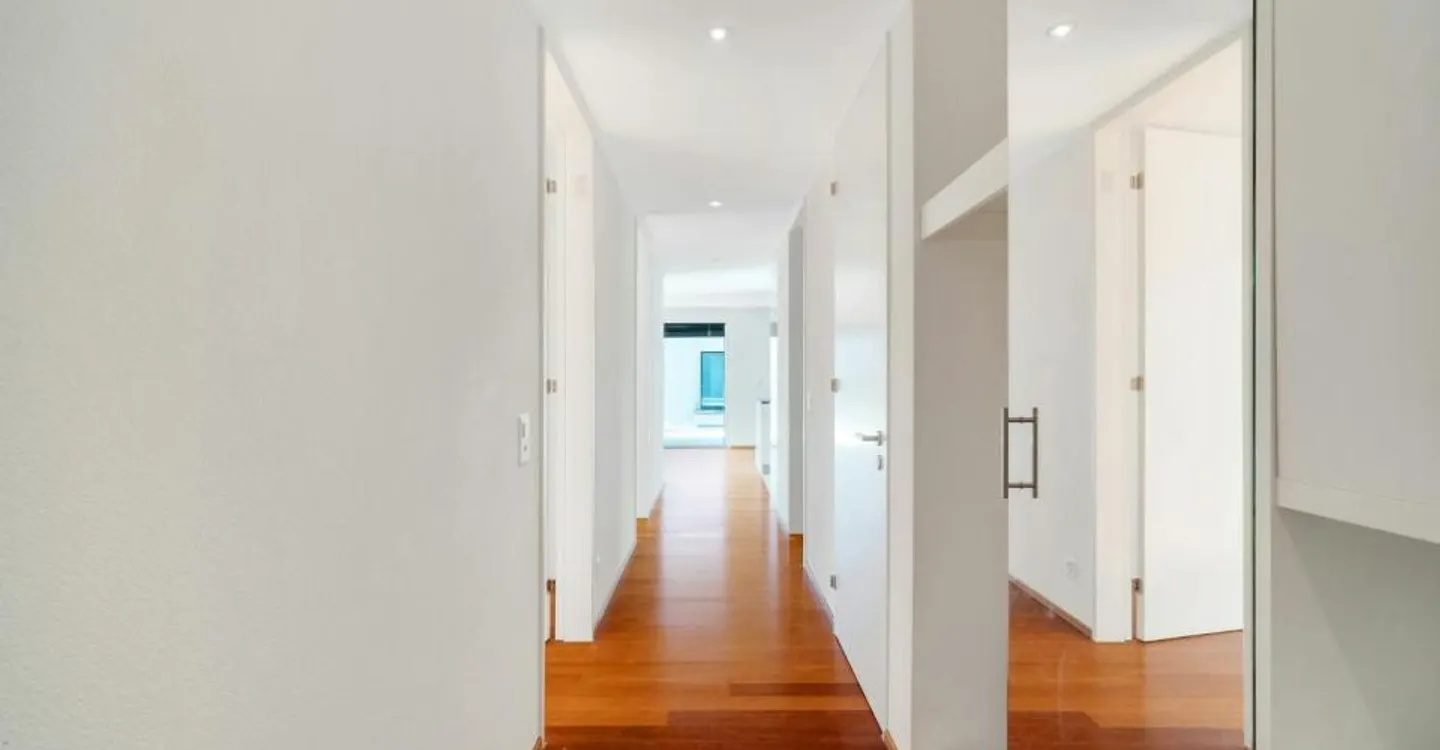 Panoramic View Meets Living Comfort - Your New Home in Höngg - Photo 8 of 13