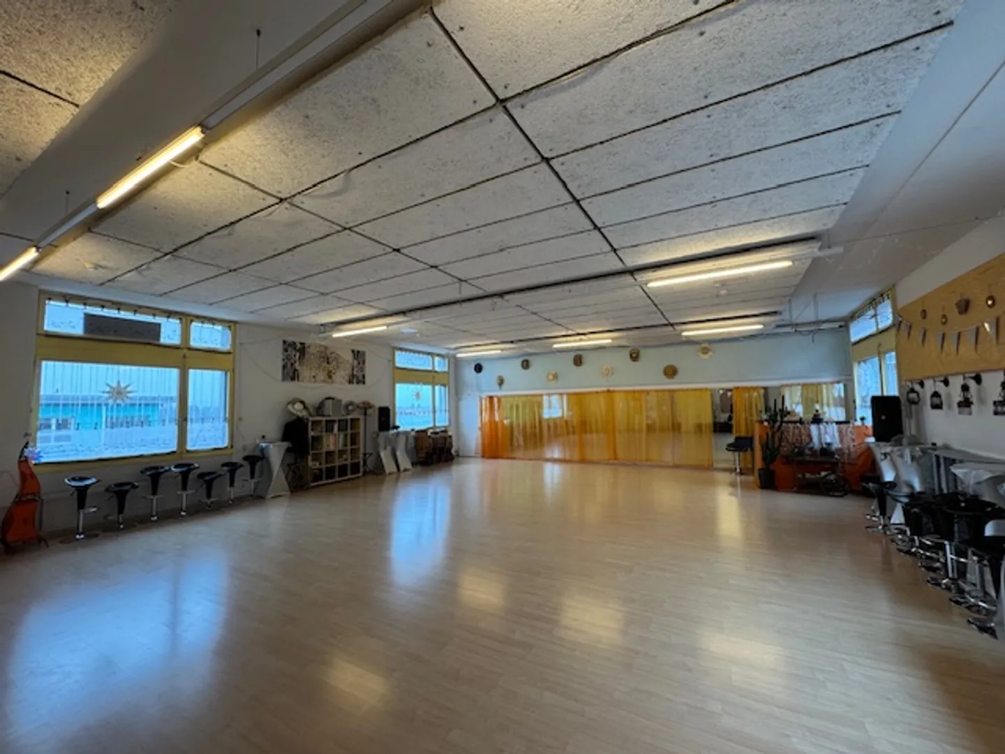 Spacious and affordable commercial space on the 1st floor - with renovation potential - Photo 2 of 5