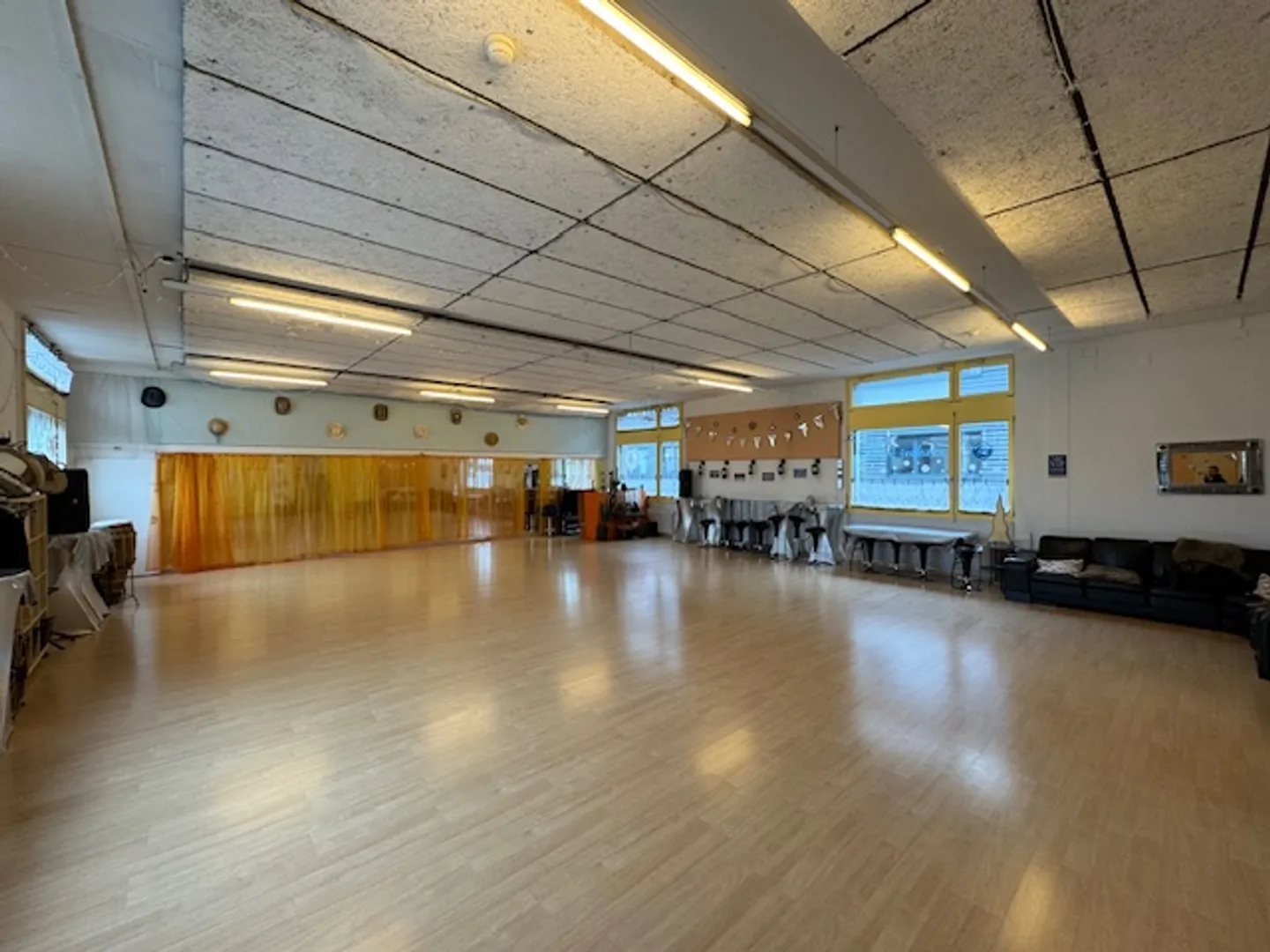 Spacious and affordable commercial space on the 1st floor - with renovation potential - Photo 3 of 5