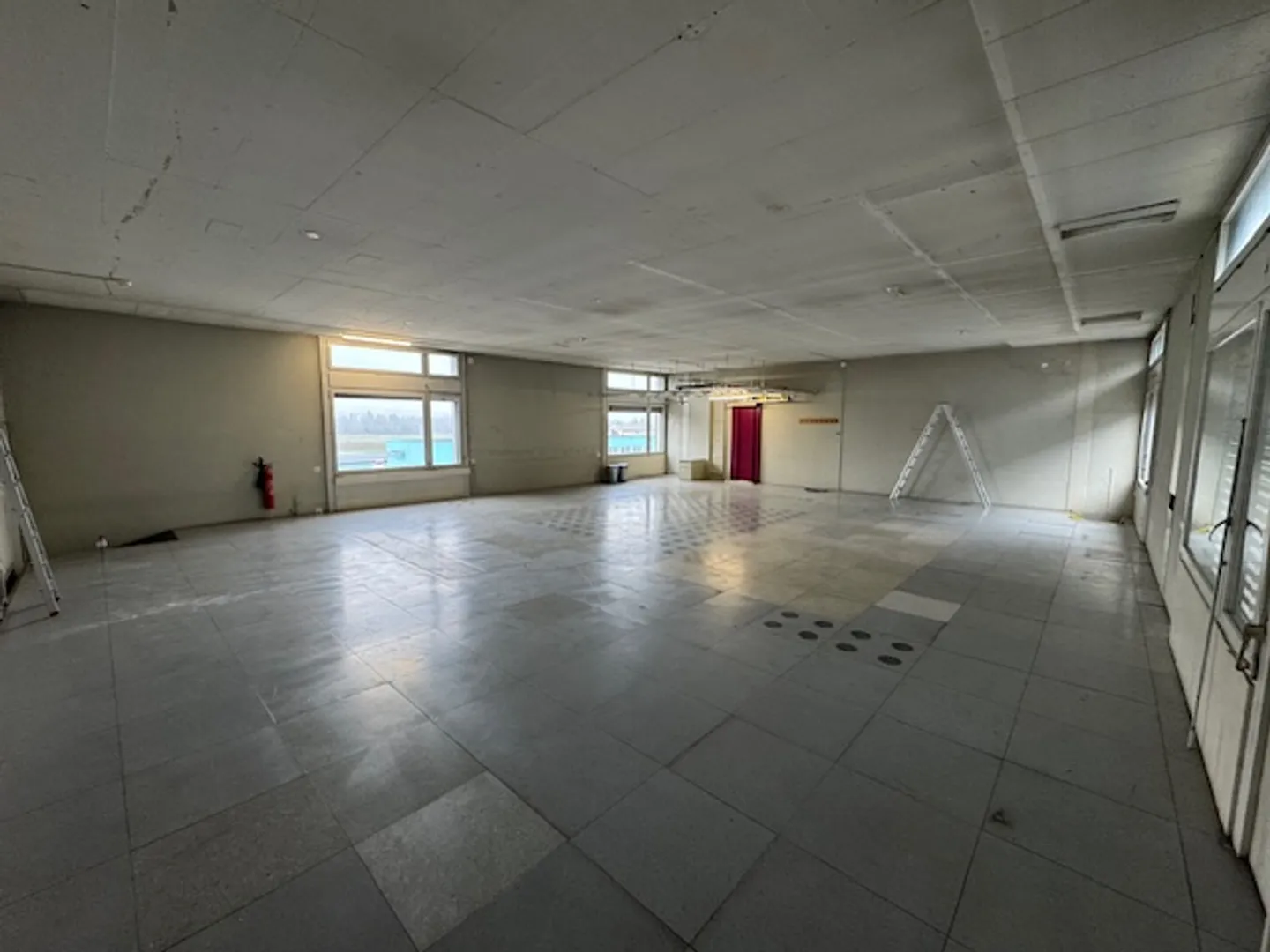 Spacious and affordable commercial space on the 1st floor - with renovation potential - Photo 4 of 5