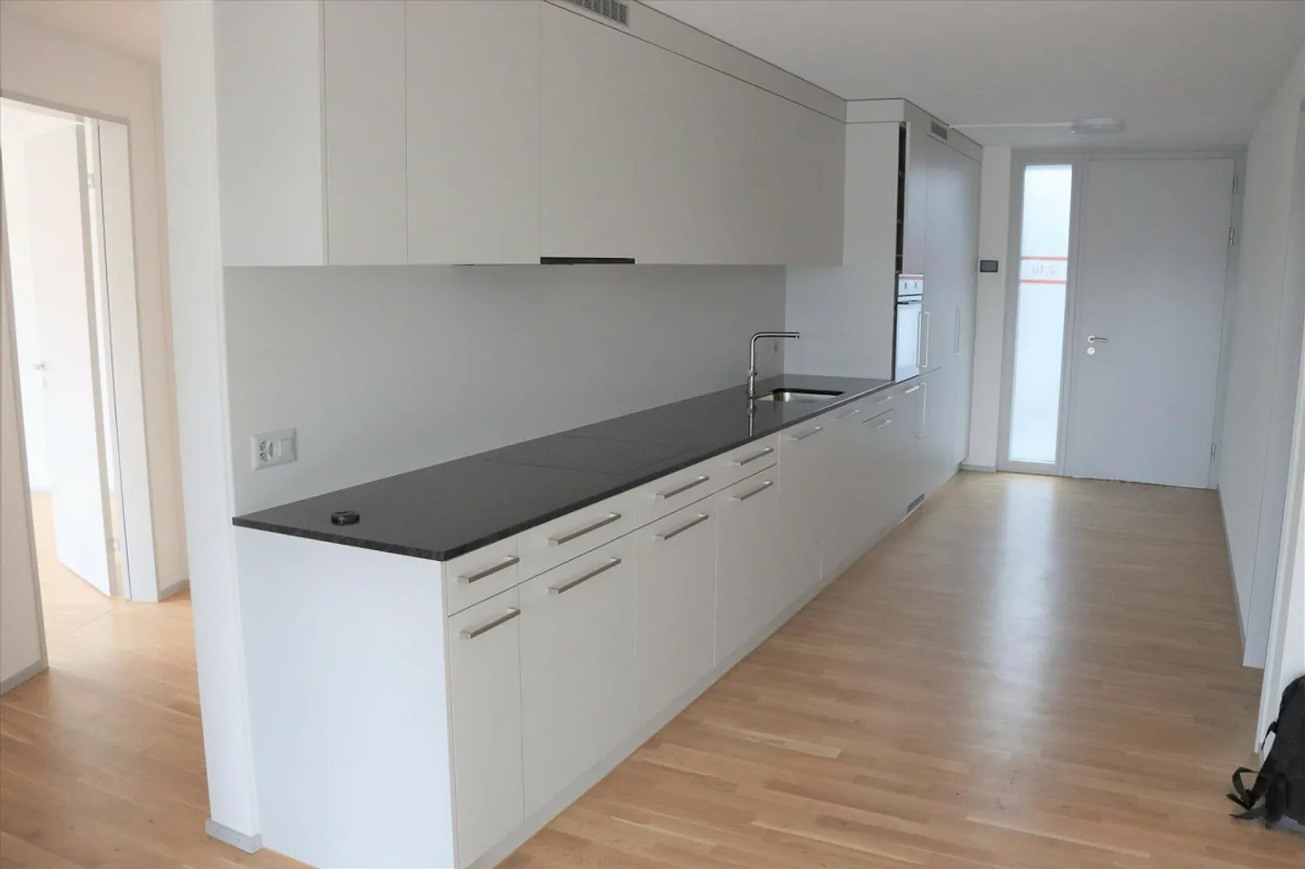 Modern apartment in the best location by the train station - Photo 2 of 9