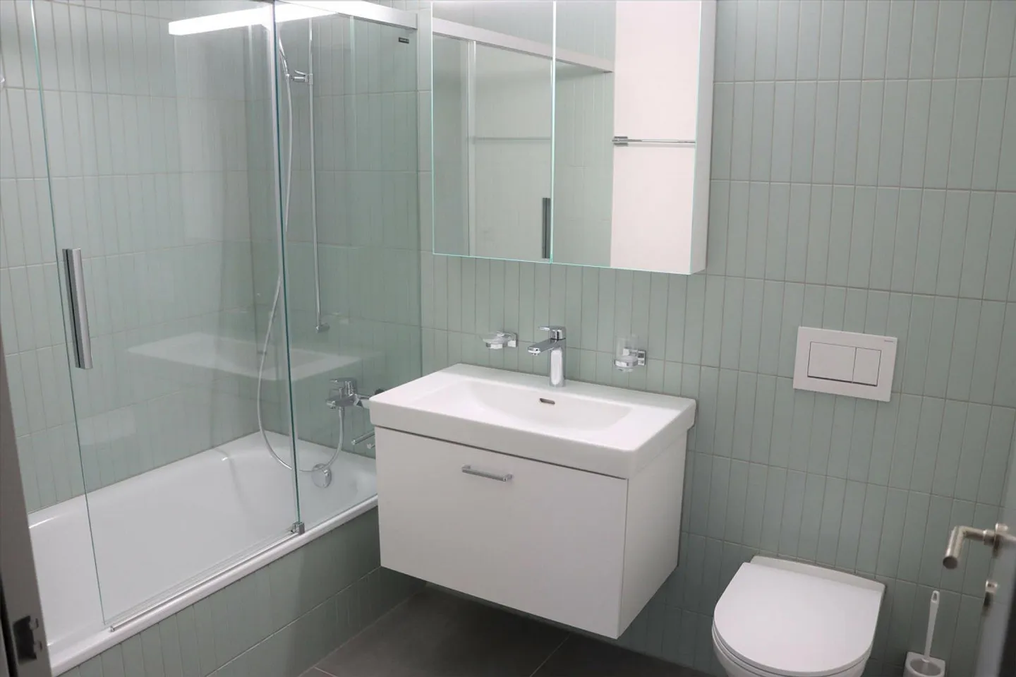 Modern apartment in the best location by the train station - Photo 3 of 9