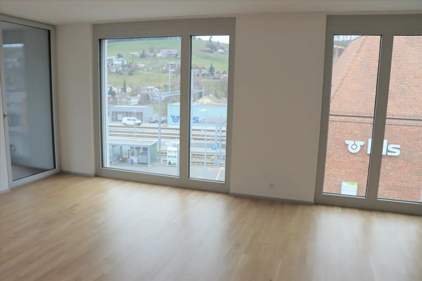 Modern apartment in the best location by the train station - Photo 6 of 9
