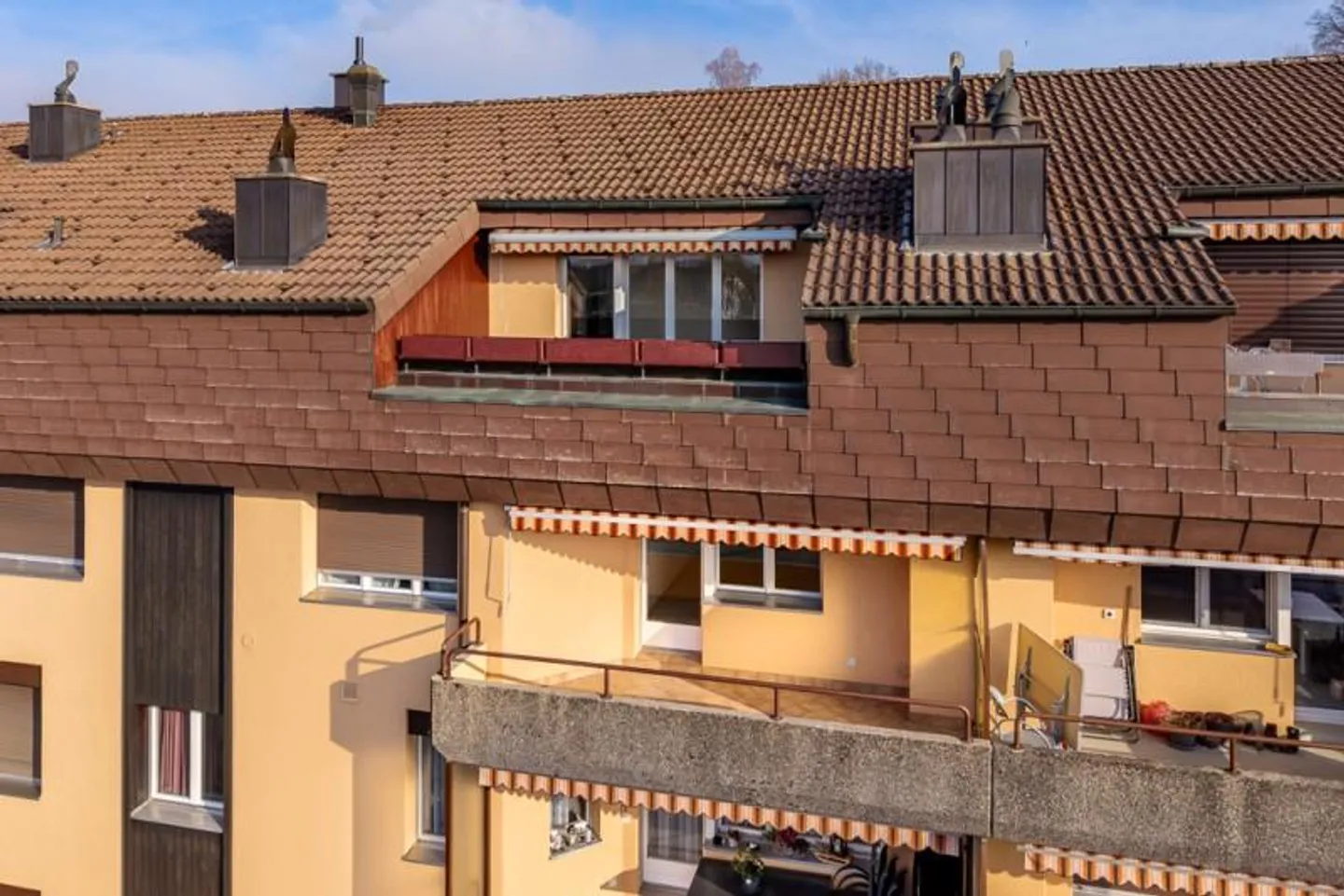 Feel good on two floors opposite the train station - Photo 1 of 10