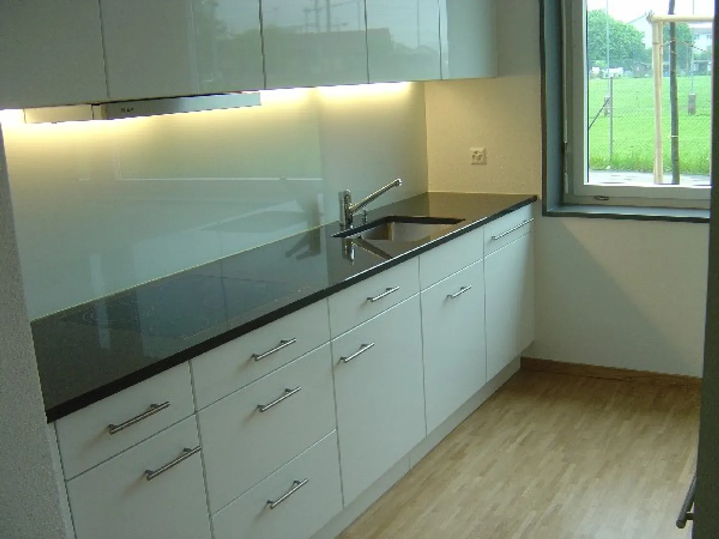Bright, modern living in a colorful environment! *Rent without deposit* - Photo 5 of 9