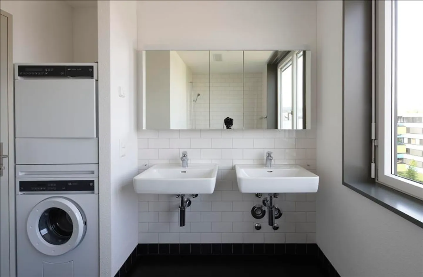 Bright, modern living in a colorful environment! *Rent without deposit* - Photo 6 of 9