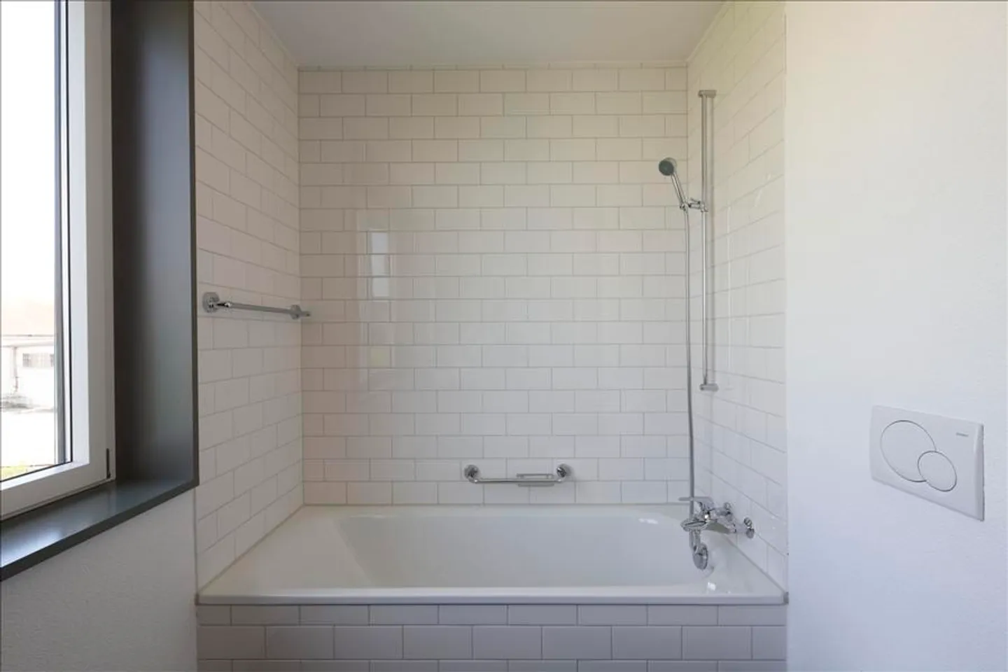 Bright, modern living in a colorful environment! *Rent without deposit* - Photo 7 of 9