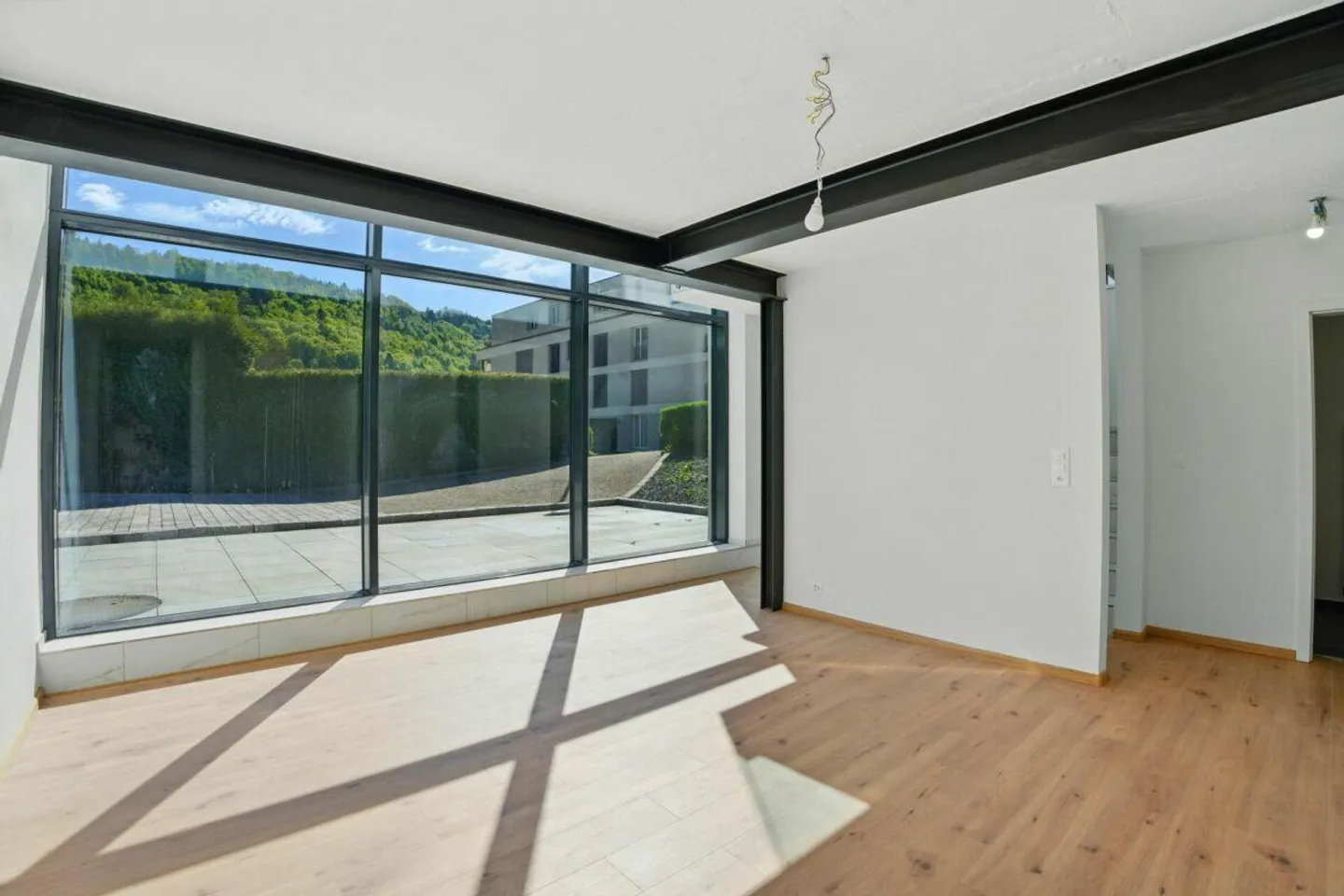 Logement gratuit dans une propriété ultramoderne - Photo 2 sur 13