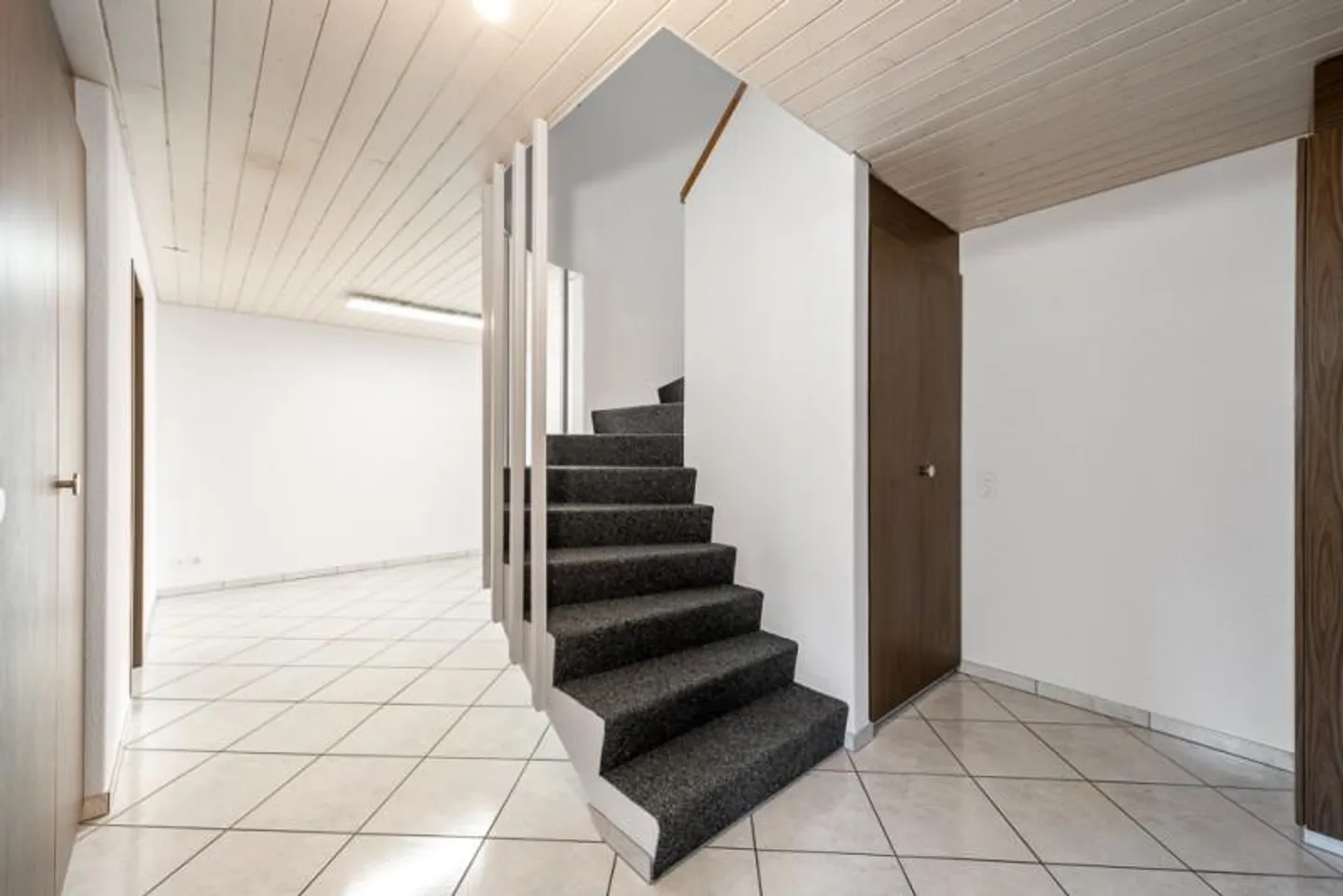 Feel good on two floors opposite the train station - Photo 4 of 10