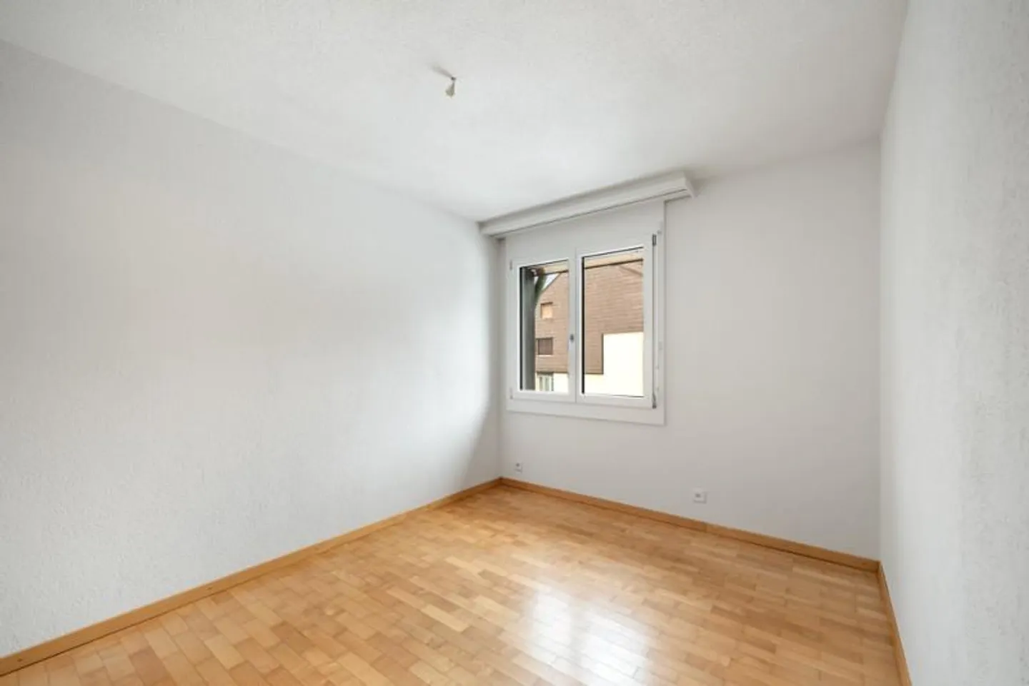 Feel good on two floors opposite the train station - Photo 5 of 10