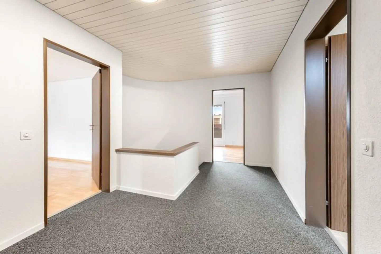 Feel good on two floors opposite the train station - Photo 6 of 10