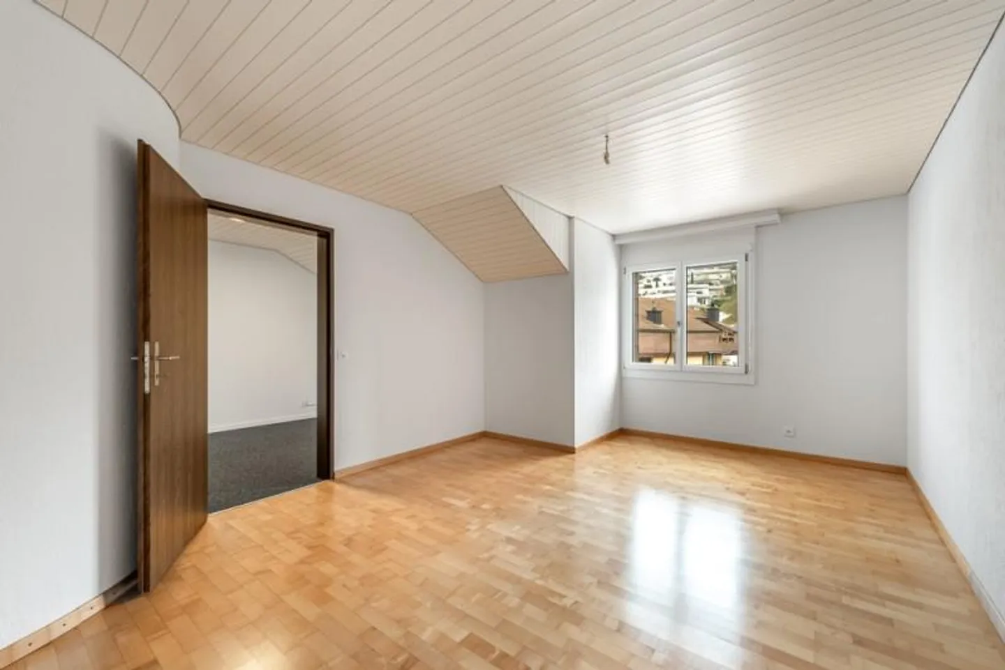 Feel good on two floors opposite the train station - Photo 8 of 10