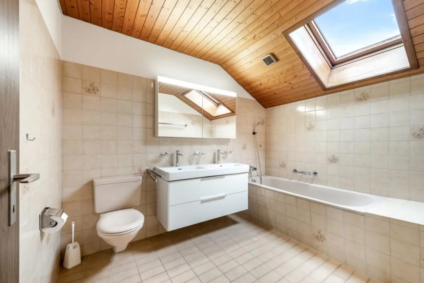 Feel good on two floors opposite the train station - Photo 7 of 10