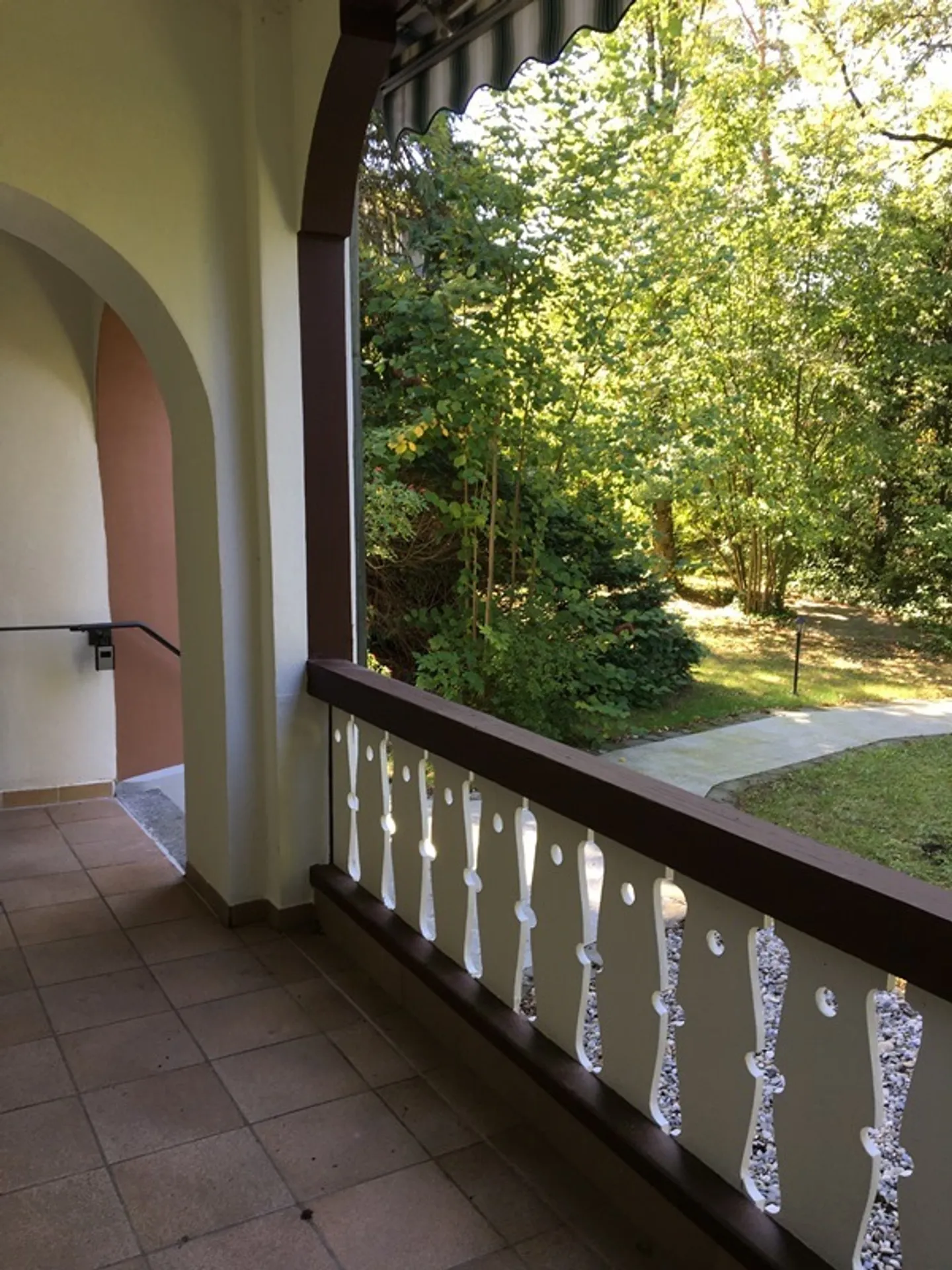 Charmante appartement 2.0 pièces avec terrasse couverte - Photo 4 sur 6