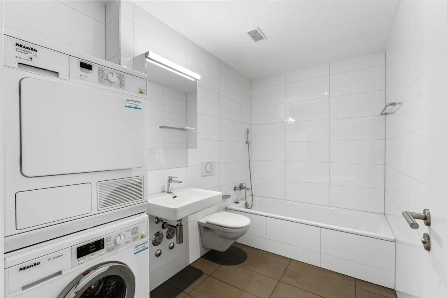 Opportunity: Spacious, modern feel-good place in a central, sunny location... - Photo 6 of 10