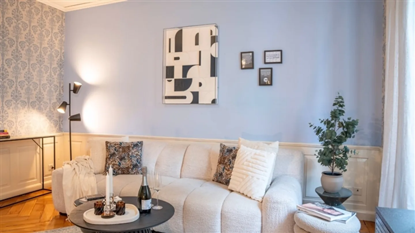 CHARME DE LA BELLE ÉPOQUE - APPARTEMENT BOUTIQUE DE 3,5 PIÈCES / 2 CHAMBRES AVEC SERVICES - Photo 2 sur 11