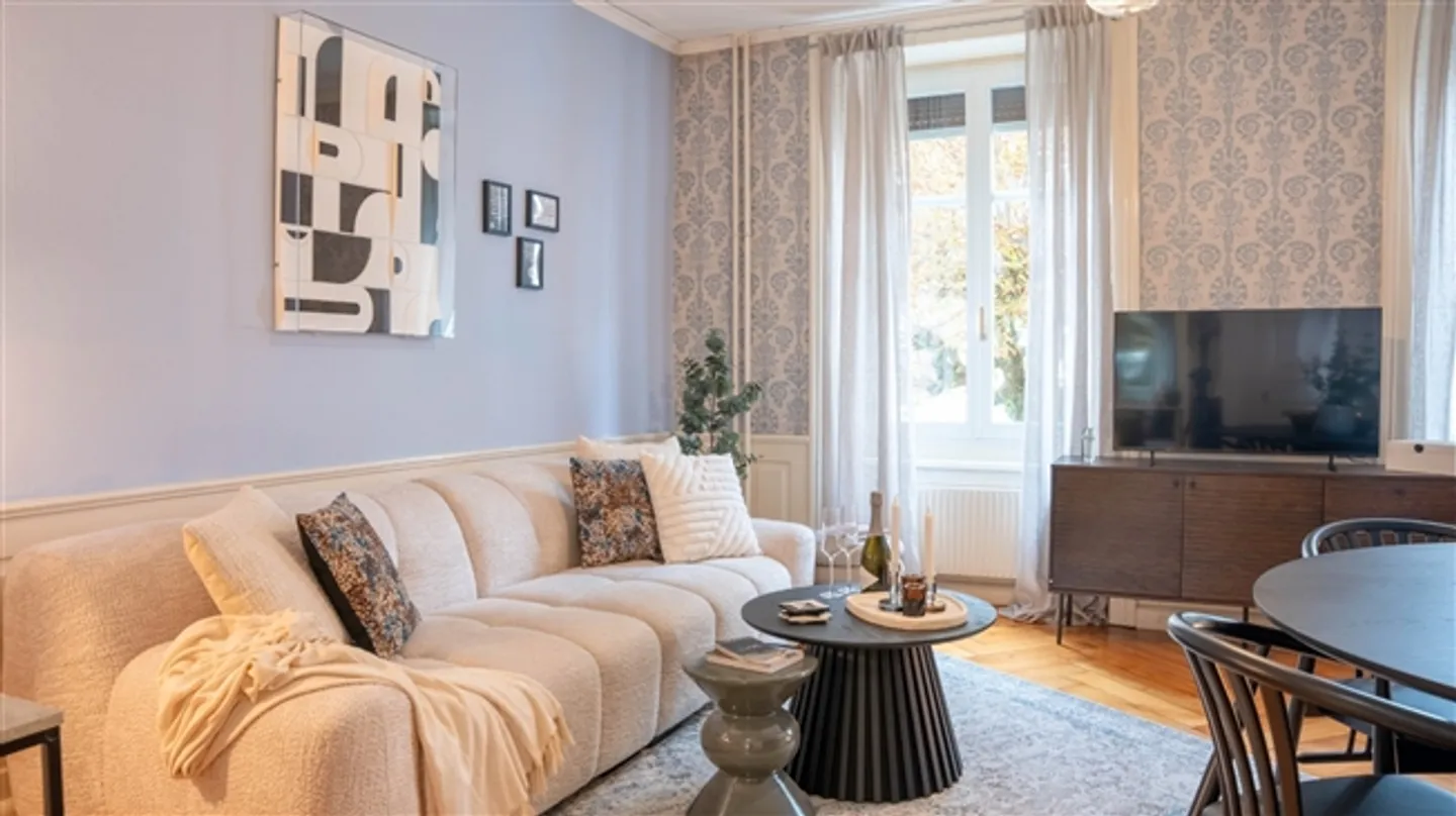 CHARME DE LA BELLE ÉPOQUE - APPARTEMENT BOUTIQUE DE 3,5 PIÈCES / 2 CHAMBRES AVEC SERVICES - Photo 3 sur 11