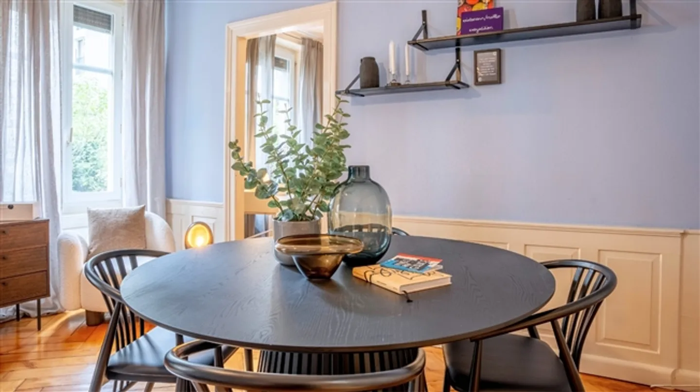 CHARME DE LA BELLE ÉPOQUE - APPARTEMENT BOUTIQUE DE 3,5 PIÈCES / 2 CHAMBRES AVEC SERVICES - Photo 4 sur 11