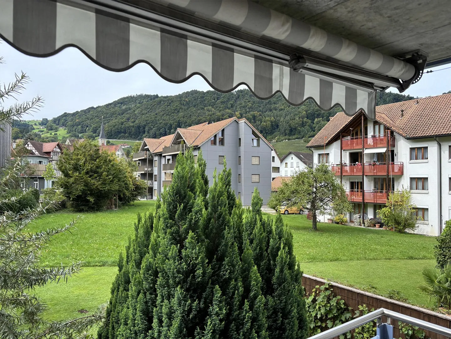 3 1/2 Zimmer Wohnung mit Garage - Foto 3 von 12