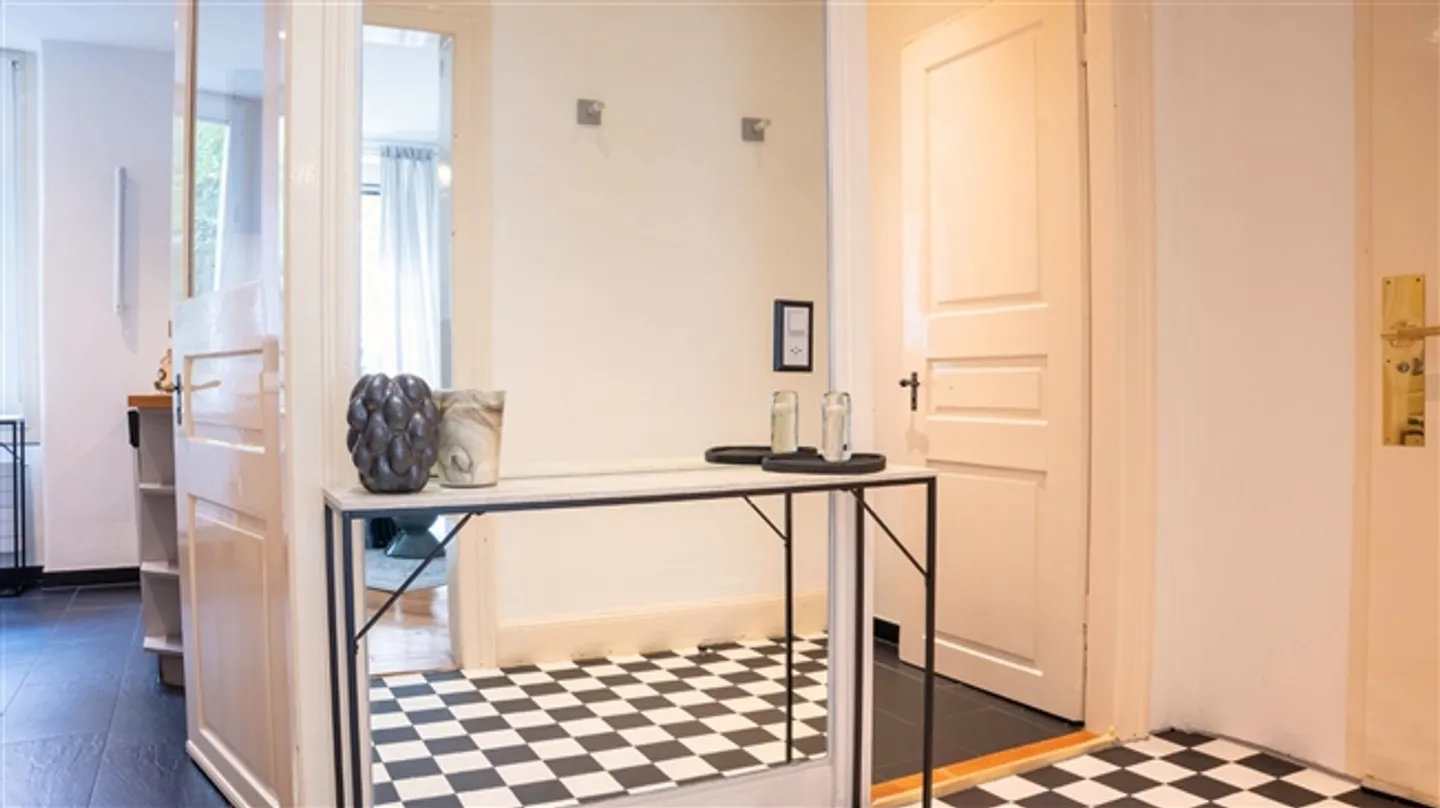 CHARME DE LA BELLE ÉPOQUE - APPARTEMENT BOUTIQUE DE 3,5 PIÈCES / 2 CHAMBRES AVEC SERVICES - Photo 9 sur 11