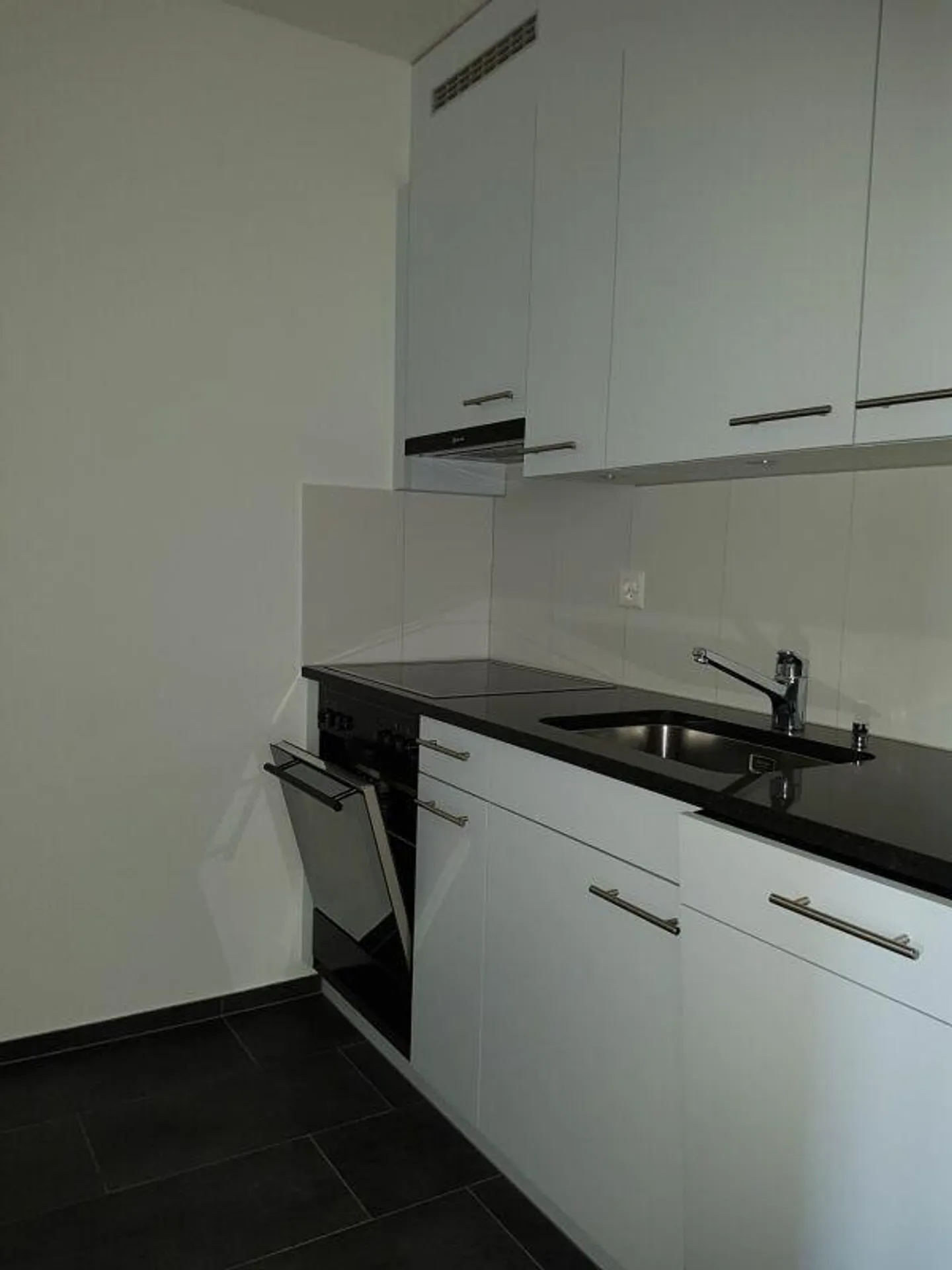 3-room apartment on the 1st floor with balcony - Photo 1 of 8