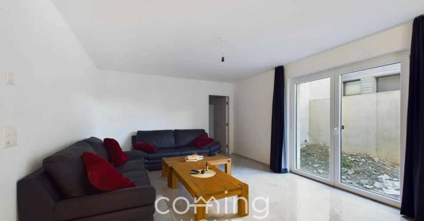 Exclusive 3-family house in sunny location - Spacious living areas & garages - Photo 3 of 13