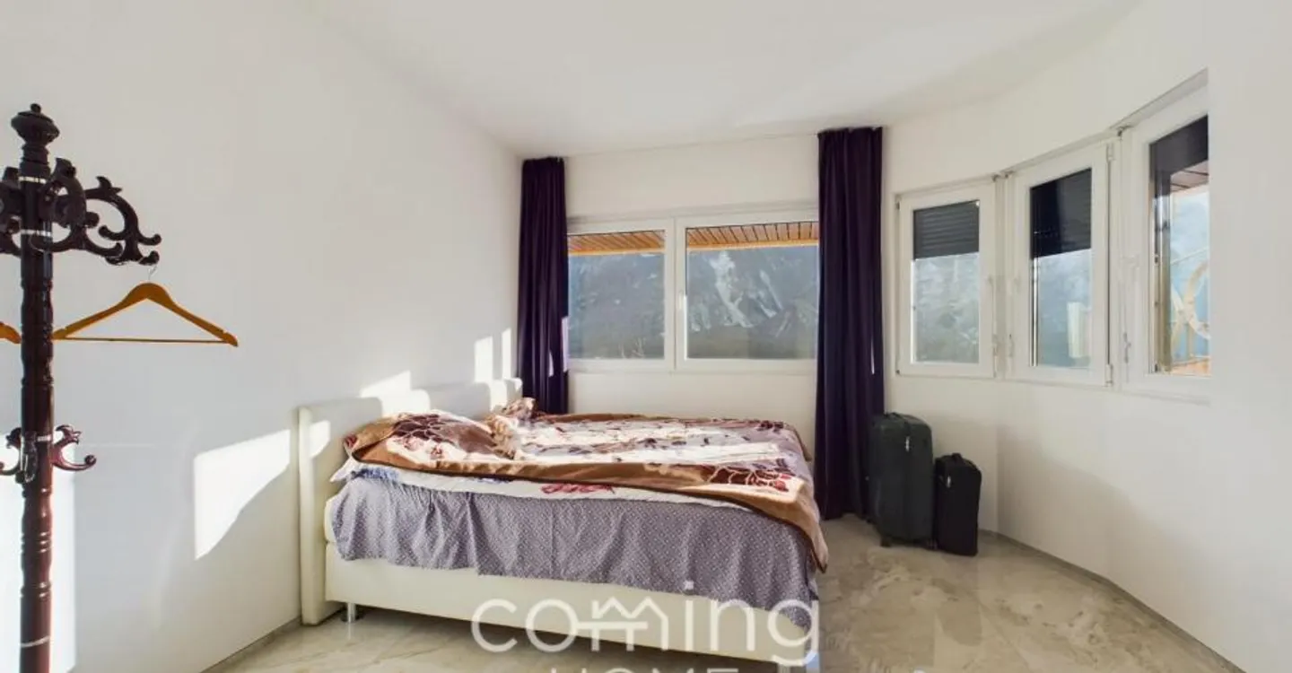 Exclusive 3-family house in sunny location - Spacious living areas & garages - Photo 4 of 13